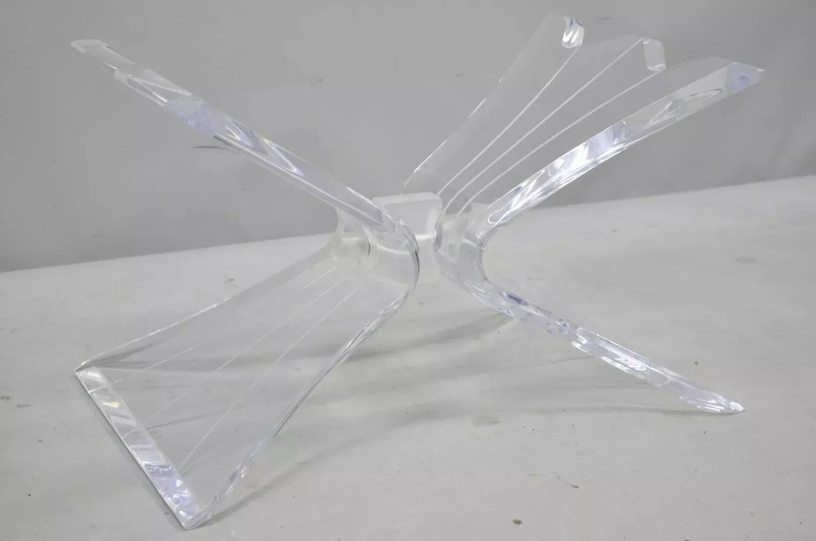 Table basse Vintage Mid Century Modern Lucite Butterfly Lion in Frost Style Base de table basse. L'article présente une base sculpturale en lucite en forme de papillon, très bel article vintage, forme sculpturale élégante. Circa Late 20th Century.