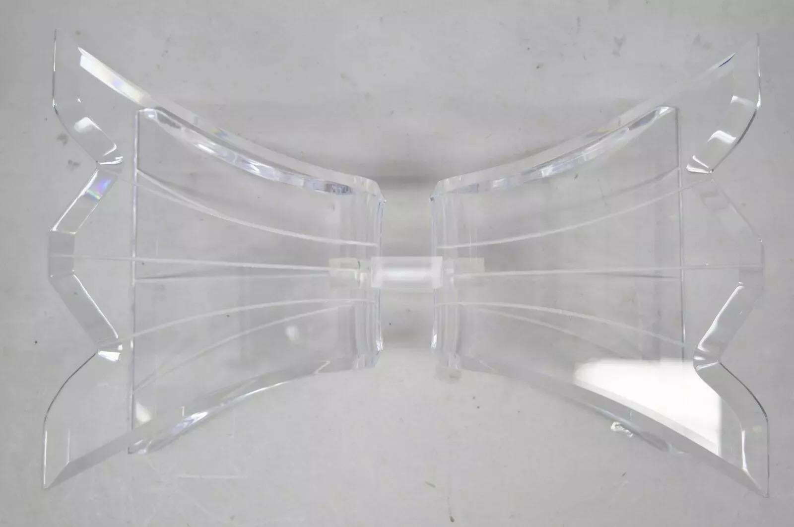 Mid-Century Modern Table basse à pied en Lucite Lucite Butterfly Lion in Frost Vintage Mid Century Modern en vente