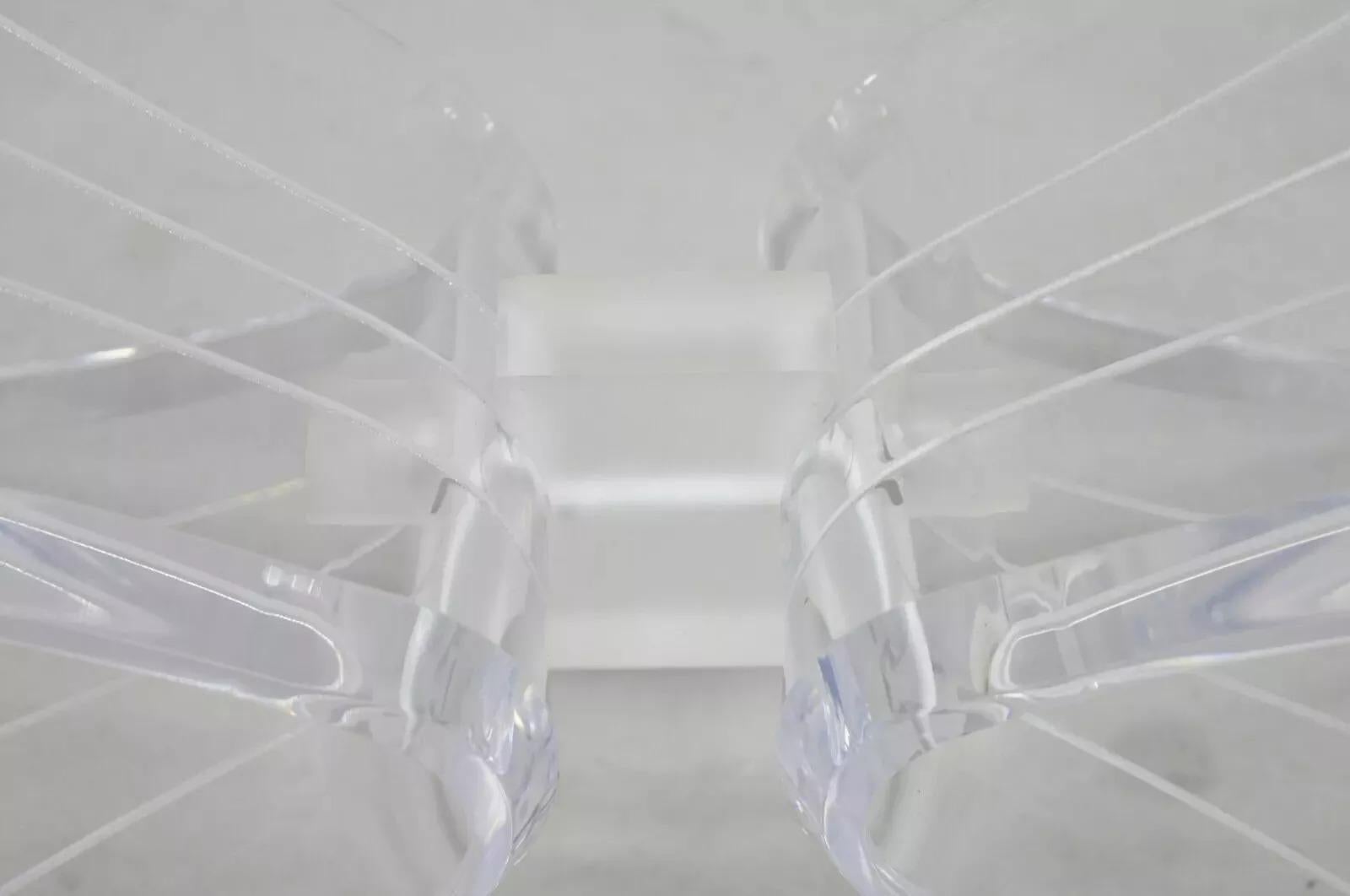 Inconnu Table basse à pied en Lucite Lucite Butterfly Lion in Frost Vintage Mid Century Modern en vente