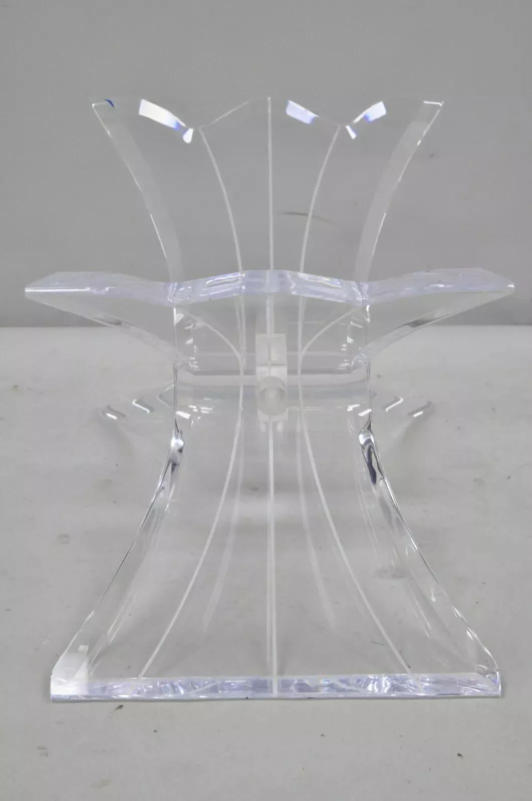 Table basse à pied en Lucite Lucite Butterfly Lion in Frost Vintage Mid Century Modern Bon état - En vente à Philadelphia, PA
