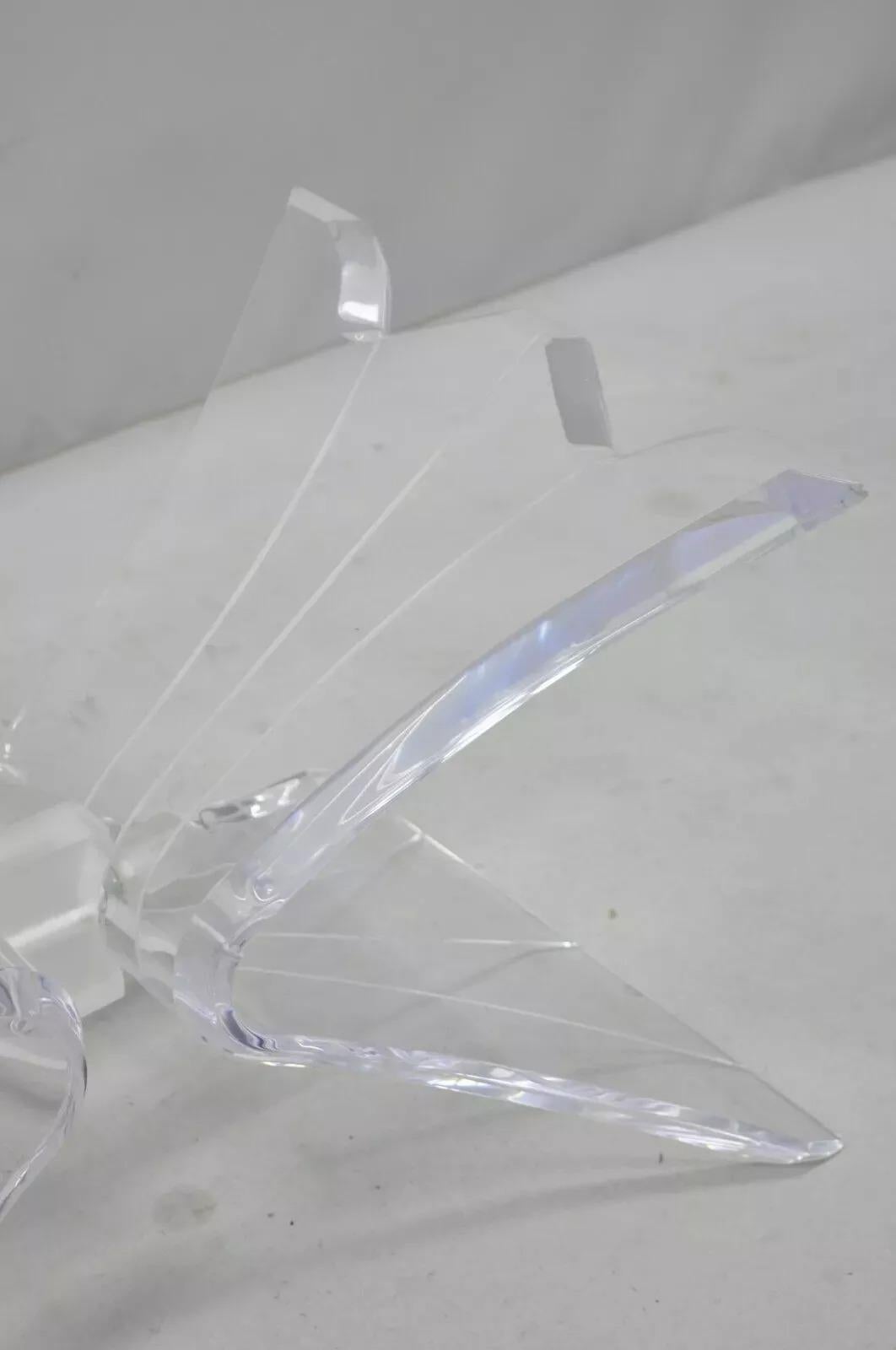 Table basse à pied en Lucite Lucite Butterfly Lion in Frost Vintage Mid Century Modern en vente 1