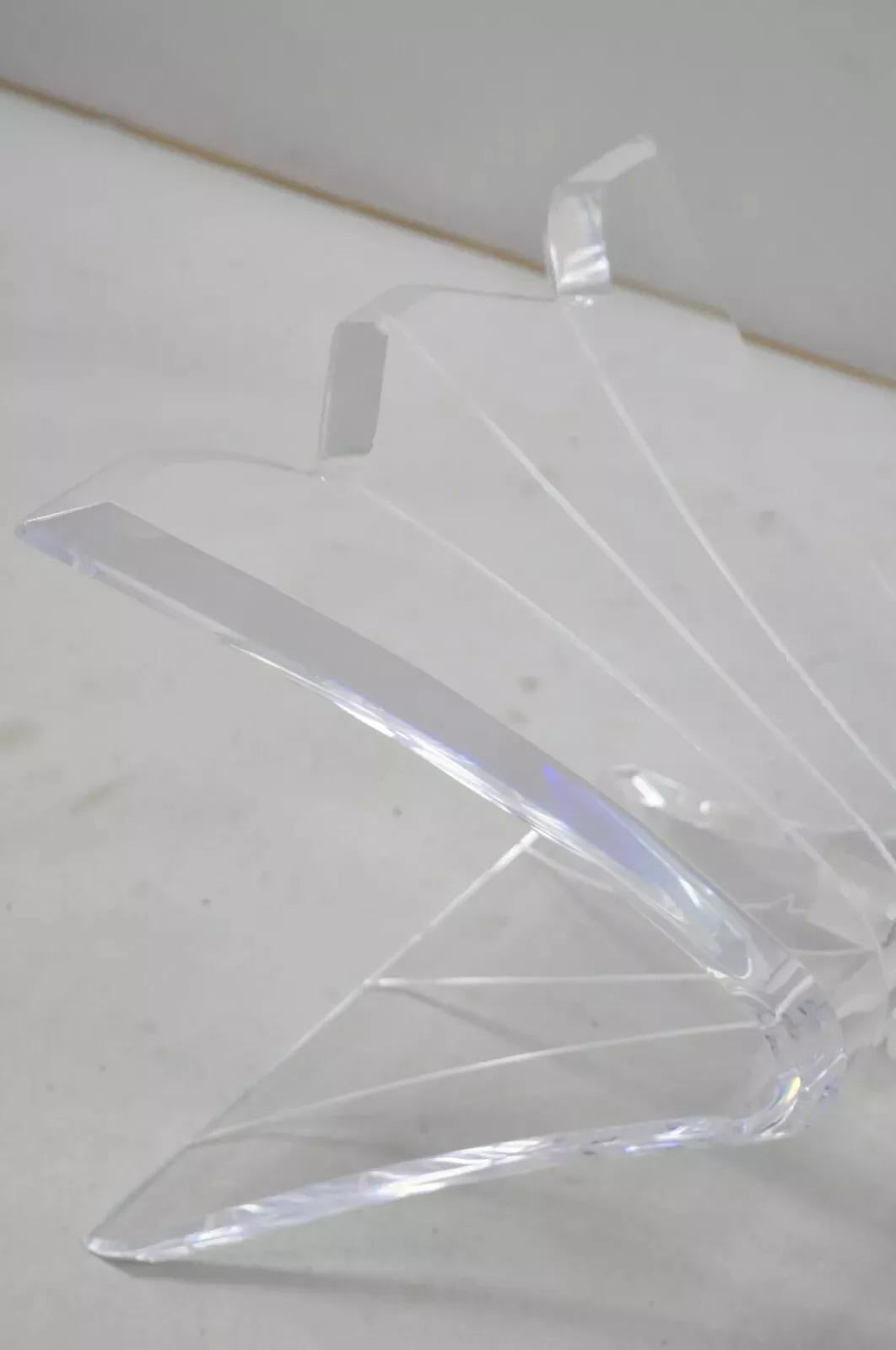 Table basse à pied en Lucite Lucite Butterfly Lion in Frost Vintage Mid Century Modern en vente 2