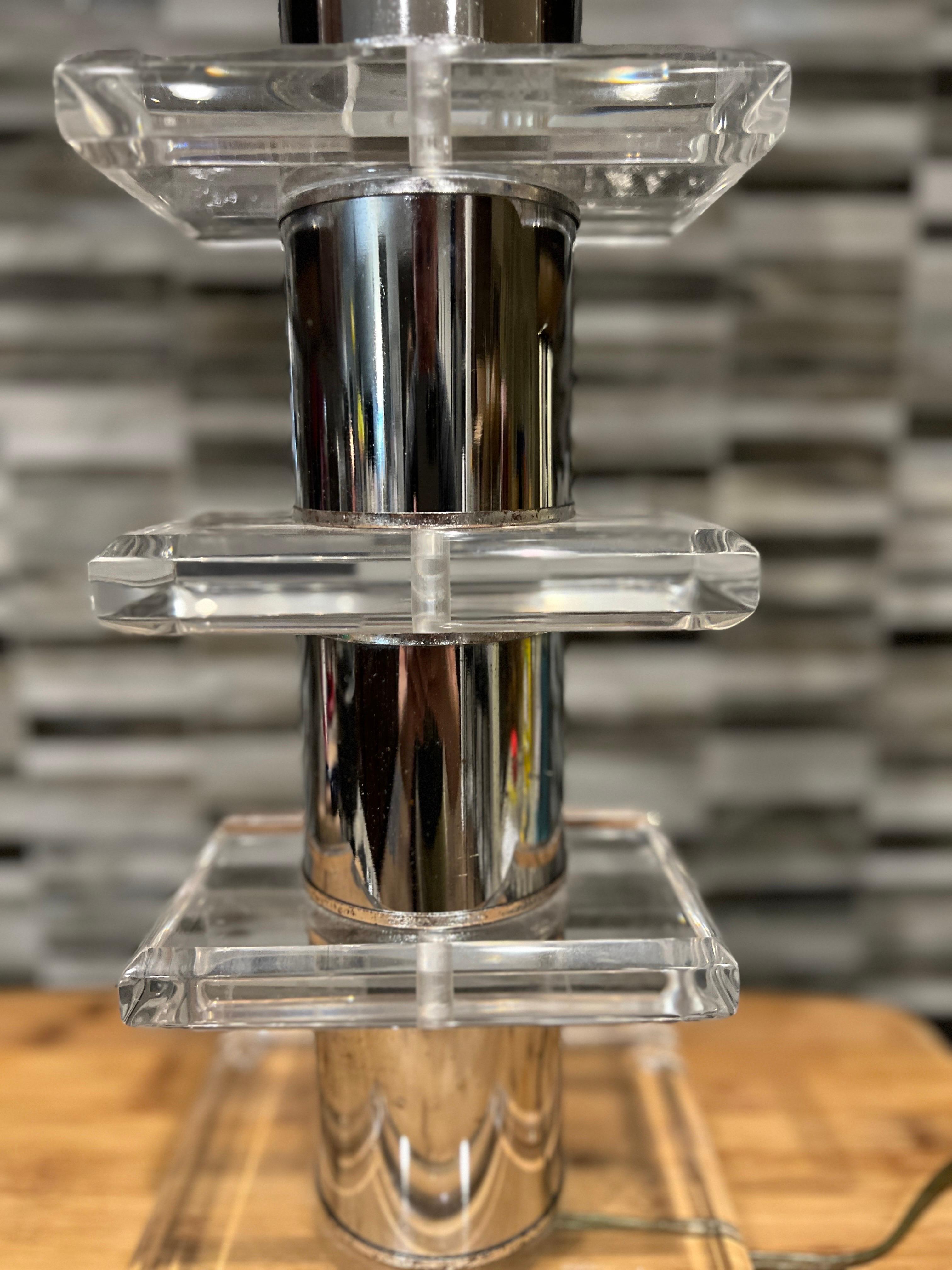 Vintage Mid Century Modern Lucite & Chrome Tiered Table Lamp In Good Condition For Sale In Atlanta, GA