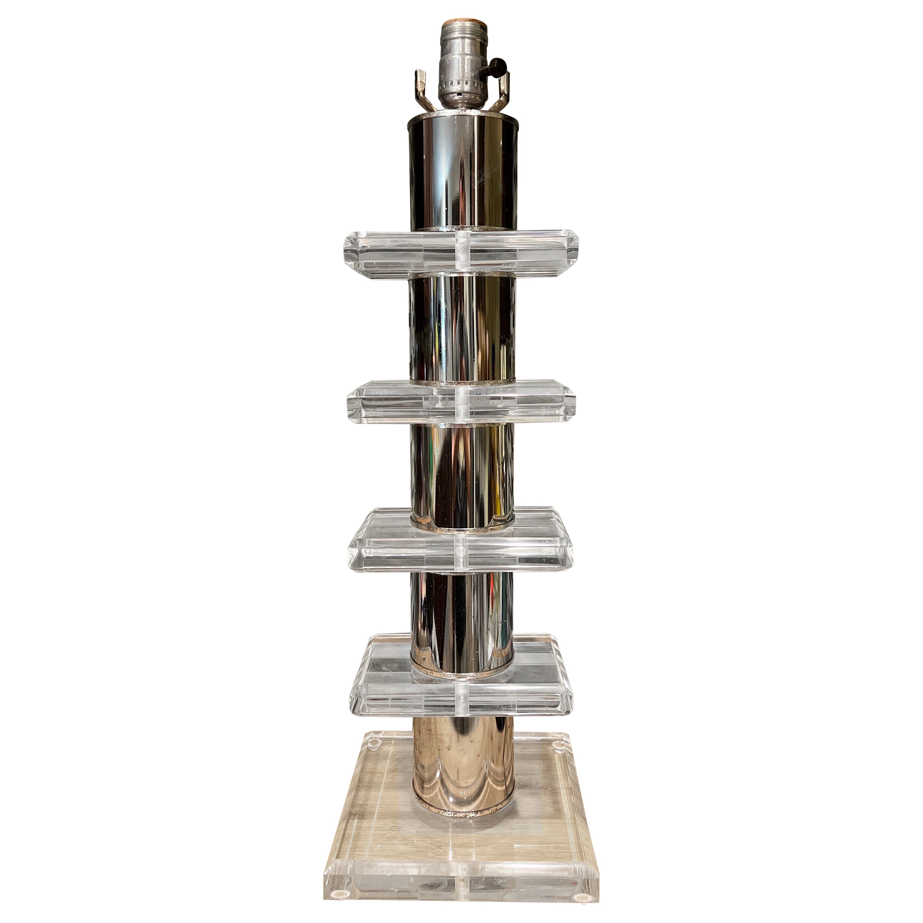 Lampada da tavolo a strati in lucite e cromo della metà del secolo scorso