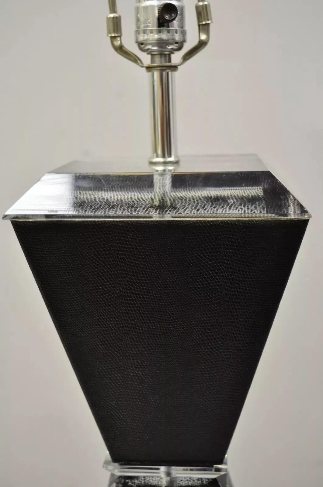 Lámpara de Sobremesa Vintage Mid Century Modern Lucite Reloj de Arena Negro Piel de Tiburón de imitación Moderno de mediados de siglo en venta