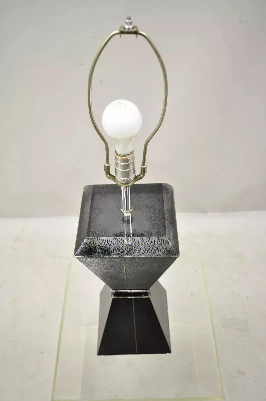 Lámpara de Sobremesa Vintage Mid Century Modern Lucite Reloj de Arena Negro Piel de Tiburón de imitación en Bueno estado para la venta en Philadelphia, PA