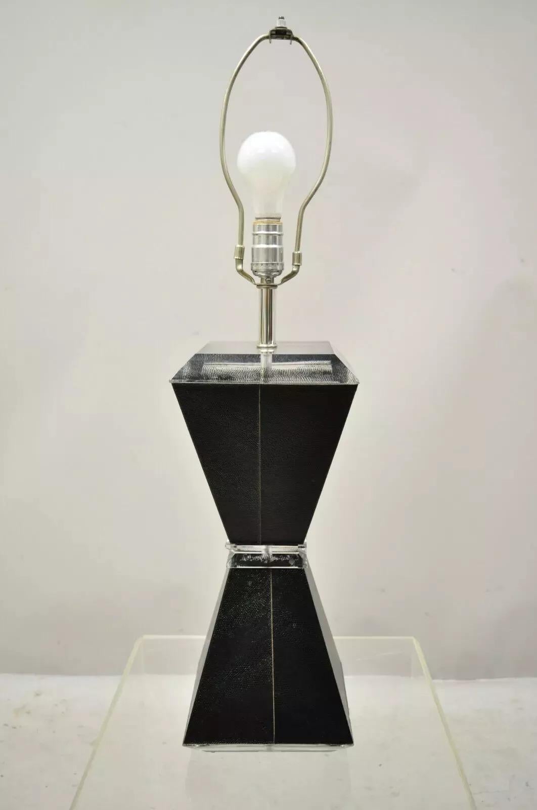 Lámpara de Sobremesa Vintage Mid Century Modern Lucite Reloj de Arena Negro Piel de Tiburón de imitación en venta 2