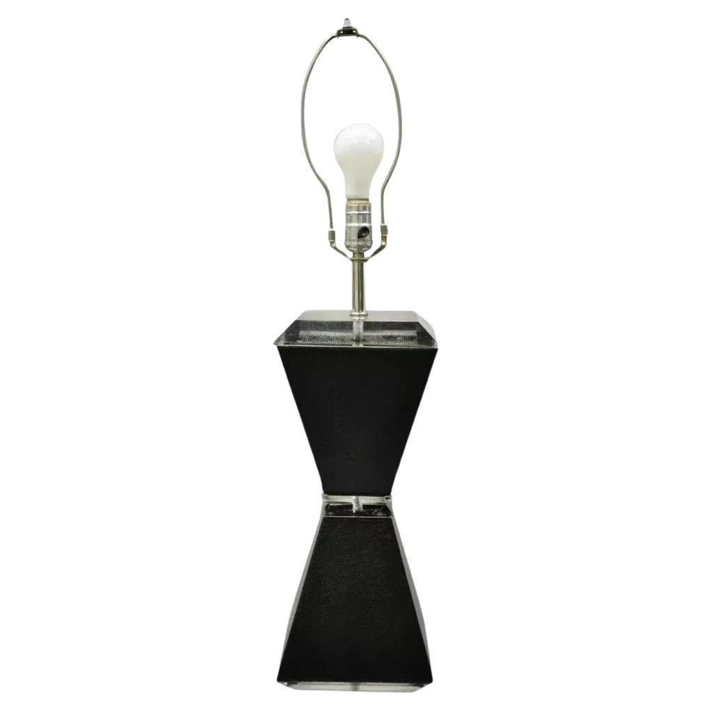 Lámpara de Sobremesa Vintage Mid Century Modern Lucite Reloj de Arena Negro Piel de Tiburón de imitación en venta