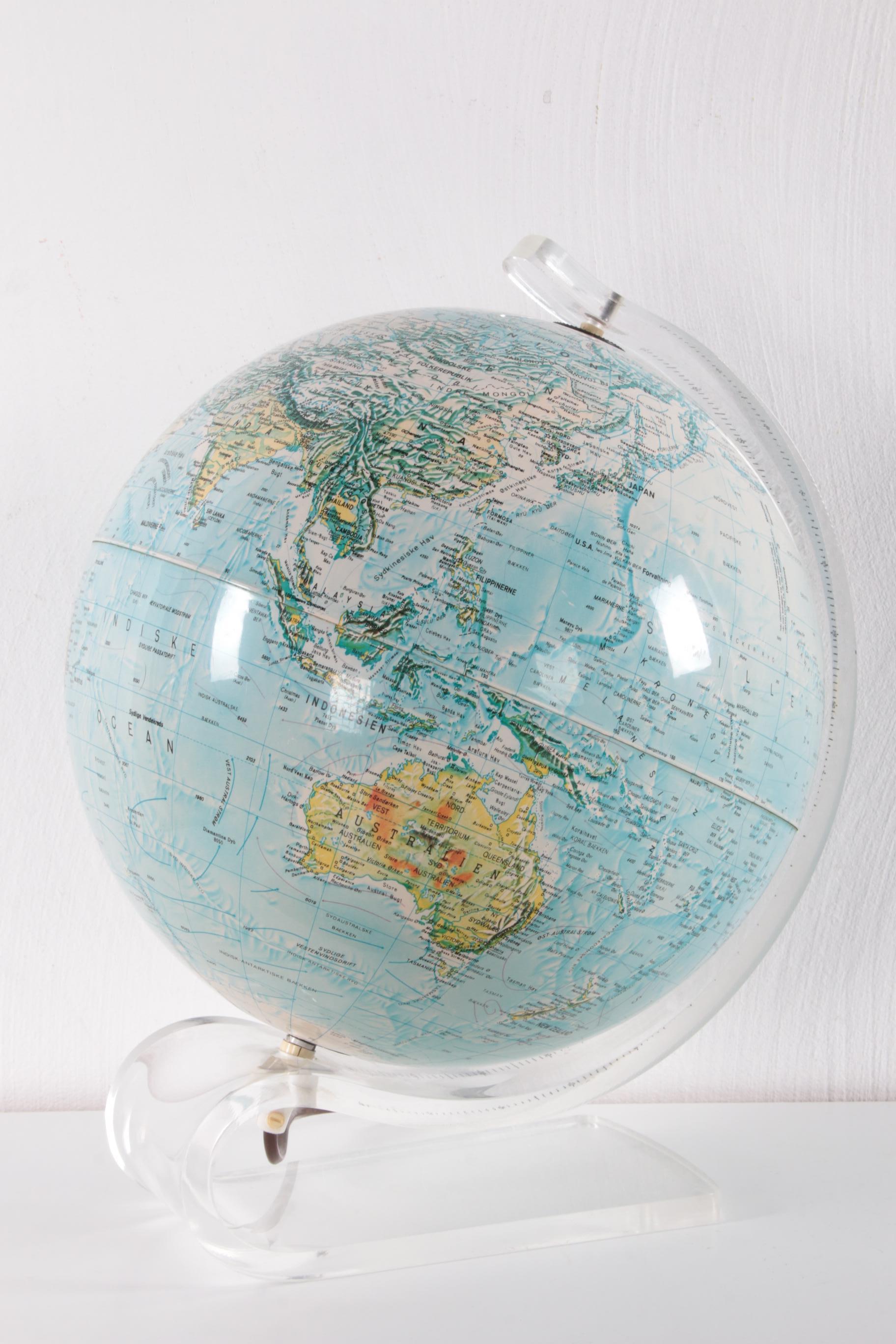 Vintage Mid-Century Modern Lucite Light Up Globe by Hammond Scan-Globe, 1970


This impressive globe lights up from the inside and becomes not just a globe but a luminous round aqua lamp. The globe nestles on a beautiful modern lucite