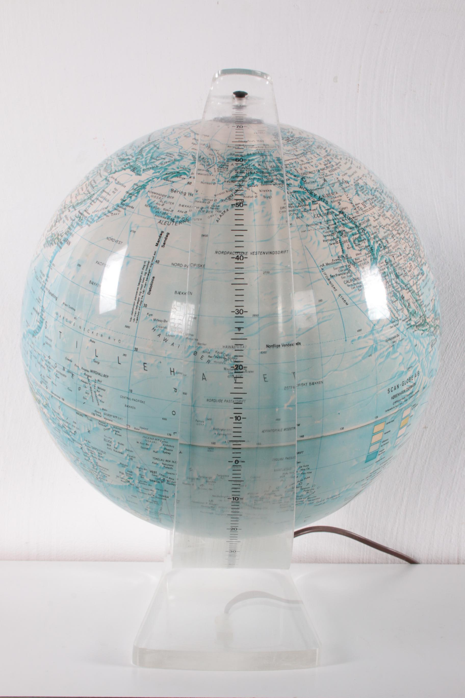 Vintage Mid-Century Modern Lucite Light Up Globe by Hammond Scan-Globe, 1970 In Good Condition In Oirlo, LI
