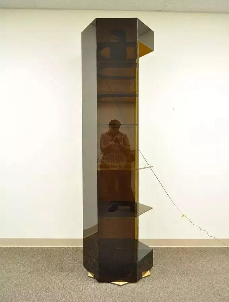 Vintage Mid Century Modern Lucite Lighted Revolving Tall Narrow Retail Display In Good Condition In Philadelphia, PA