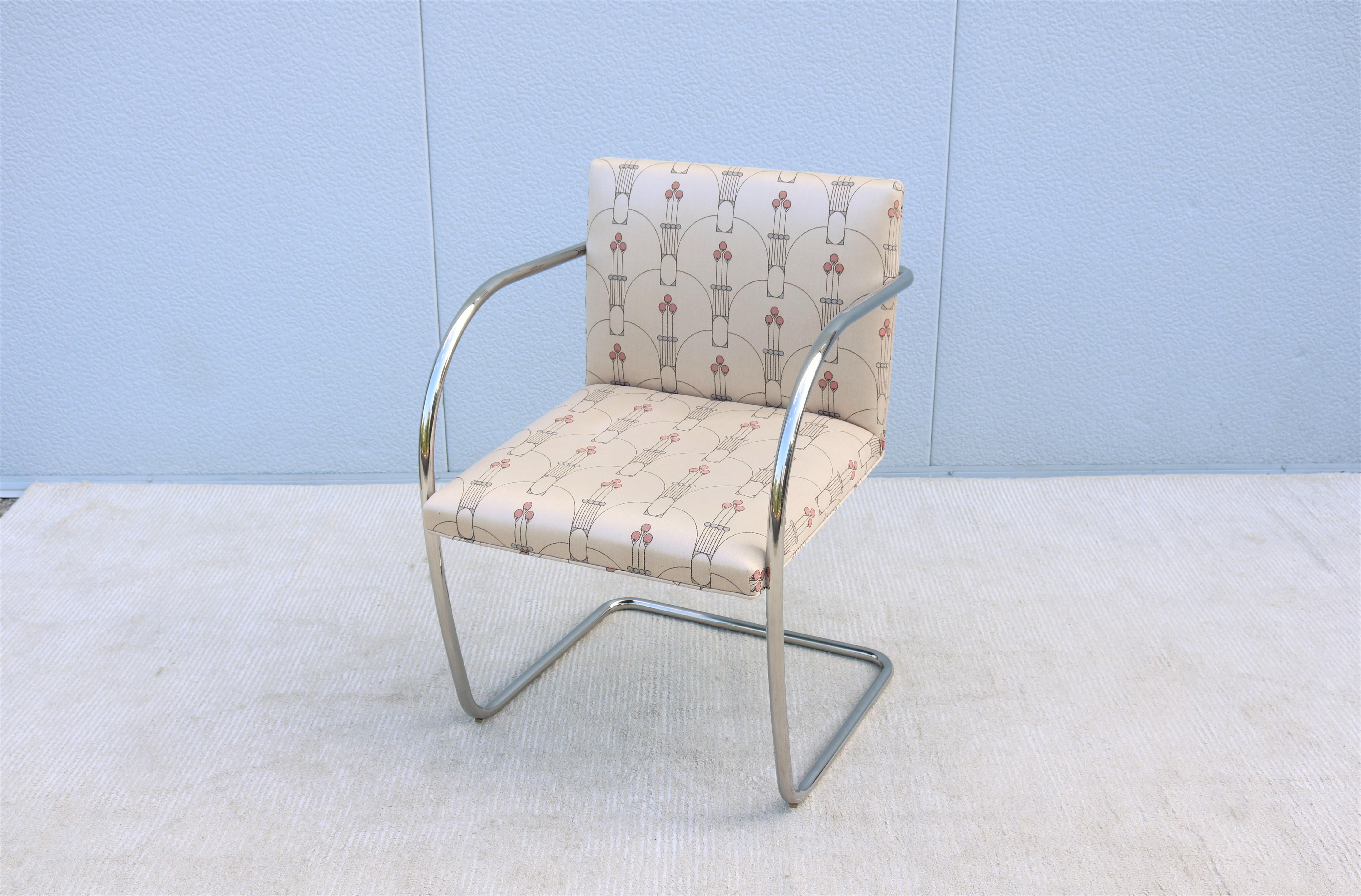 Fabuleuse chaise tubulaire vintage Brno en tissu beige.
Une icône de la modernité du milieu du siècle, conçue à l'origine par Ludwig Mies van der Rohe en 1930 pour la maison Tugendhat à Brno, en Tchécoslovaquie.
L'un des designs les plus populaires