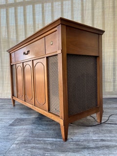 Vintage Mid Century Modern Magnavox Stereo Media Console. Circa 1960s