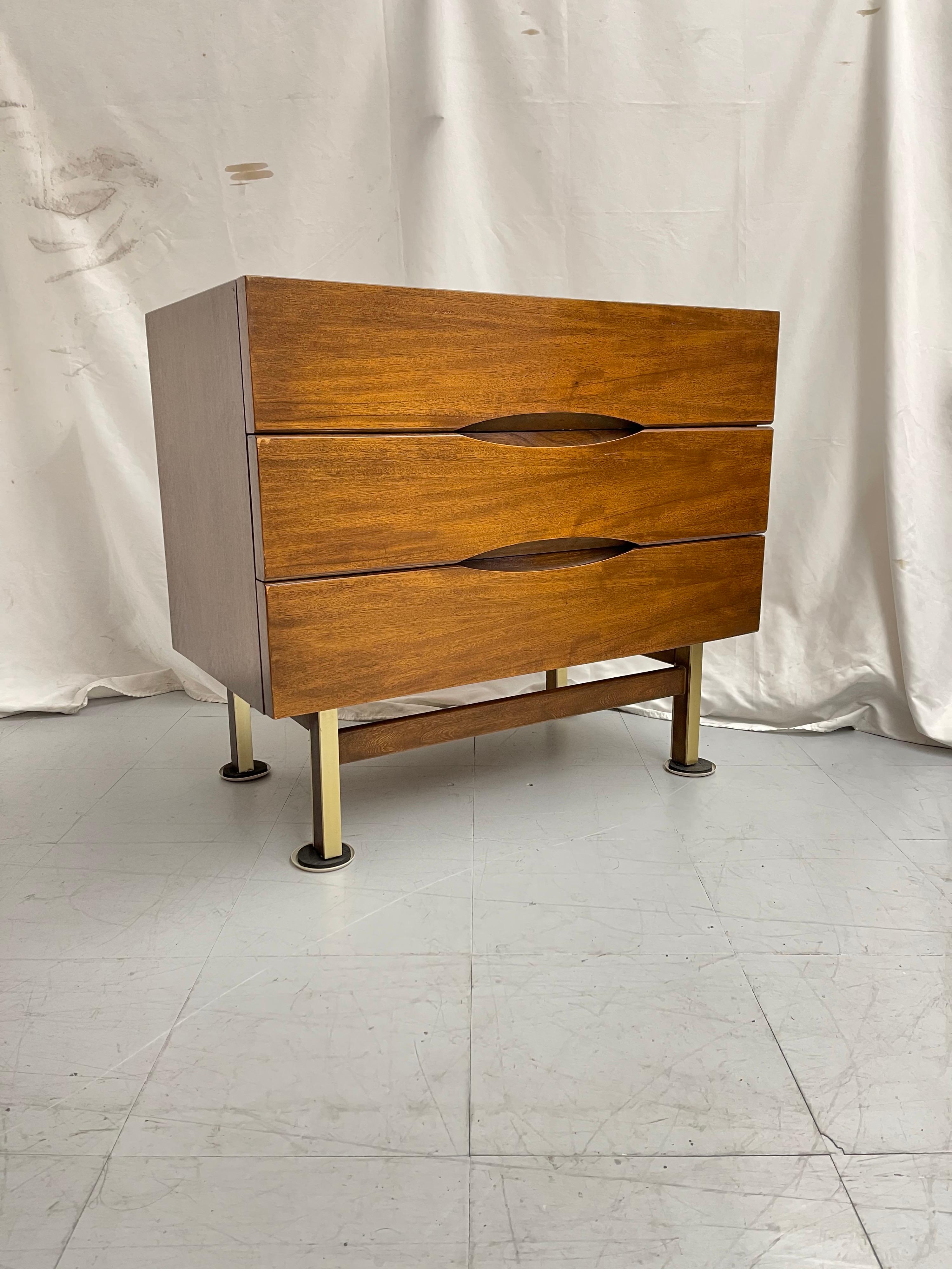 Vintage Mid-Century Modern Mahogany 3 Drawer Dresser In Good Condition For Sale In Seattle, WA