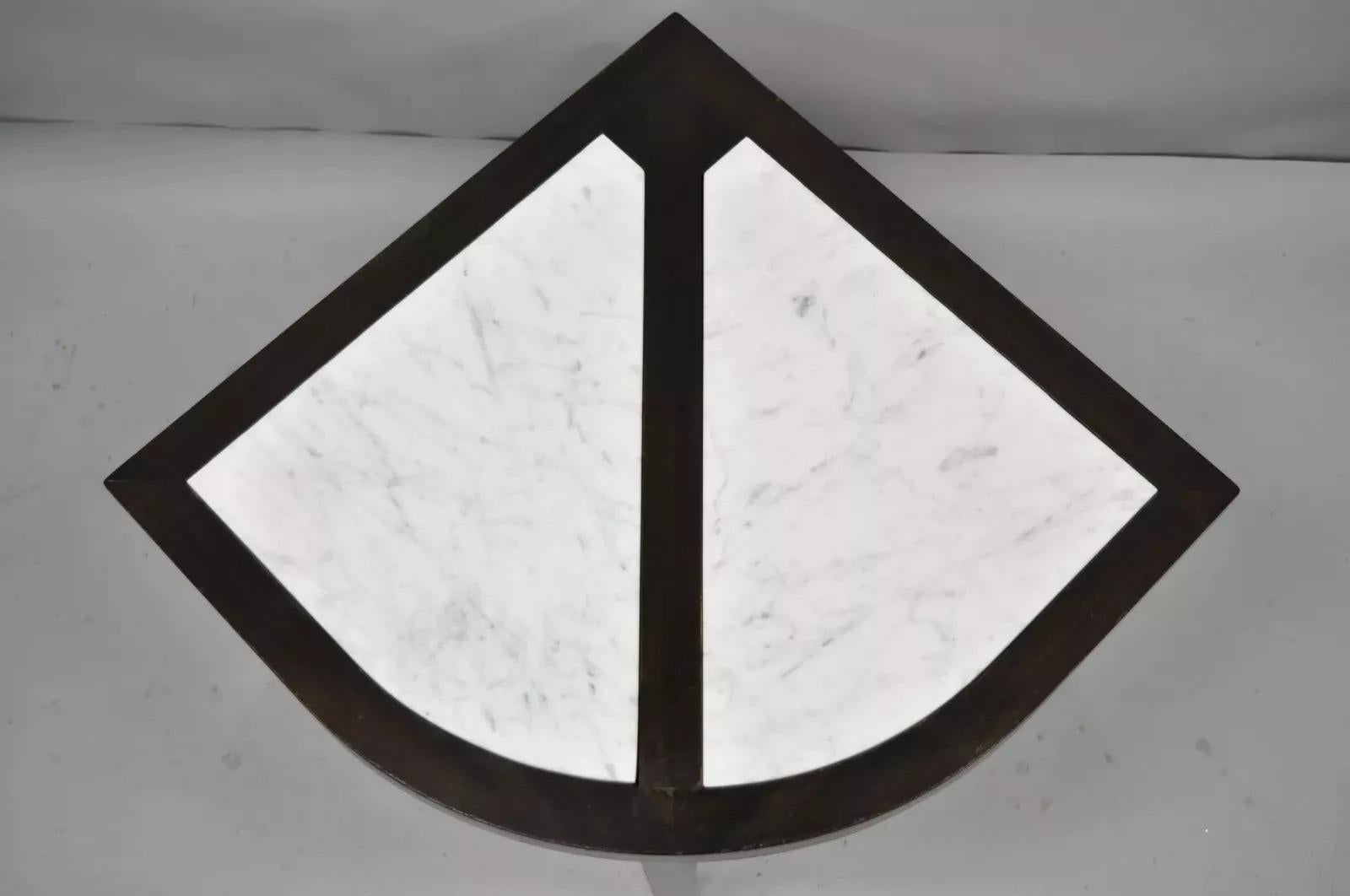 Table d'appoint d'angle Vintage Mid Century Modern en acajou et marbre. Ce meuble présente 2 plateaux en marbre, une construction en bois massif, des pieds fuselés et des lignes épurées et modernistes. Circa Mid 20th Century. Dimensions : 17,5