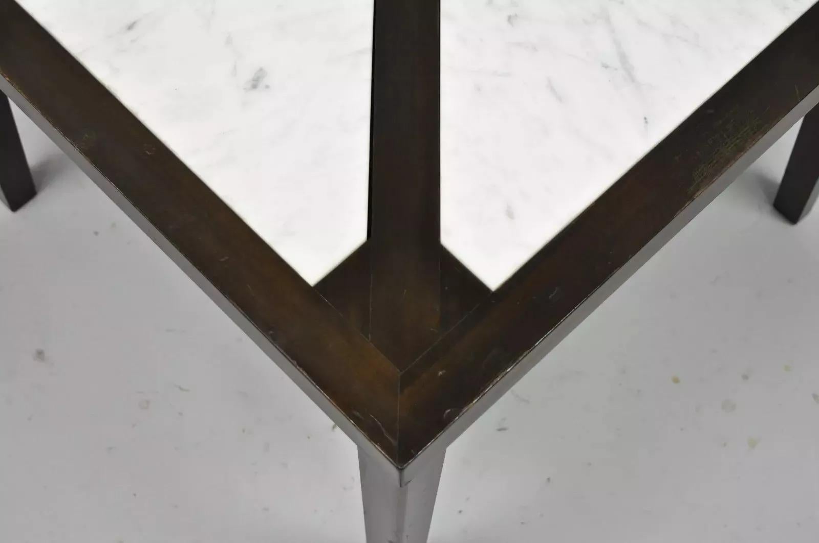 Mid-Century Modern Table d'appoint d'angle vintage mi-siècle moderne en acajou et plateau en marbre en vente