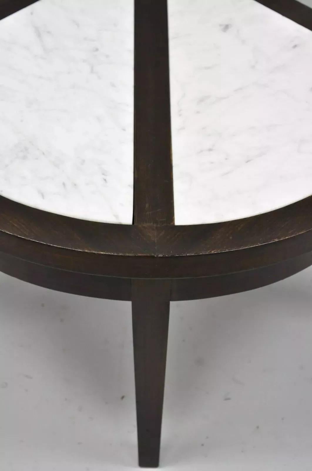 Inconnu Table d'appoint d'angle vintage mi-siècle moderne en acajou et plateau en marbre en vente