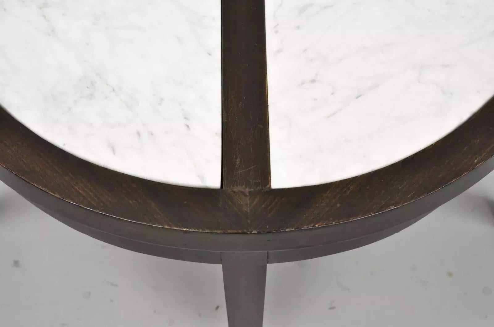 Table d'appoint d'angle vintage mi-siècle moderne en acajou et plateau en marbre Bon état - En vente à Philadelphia, PA