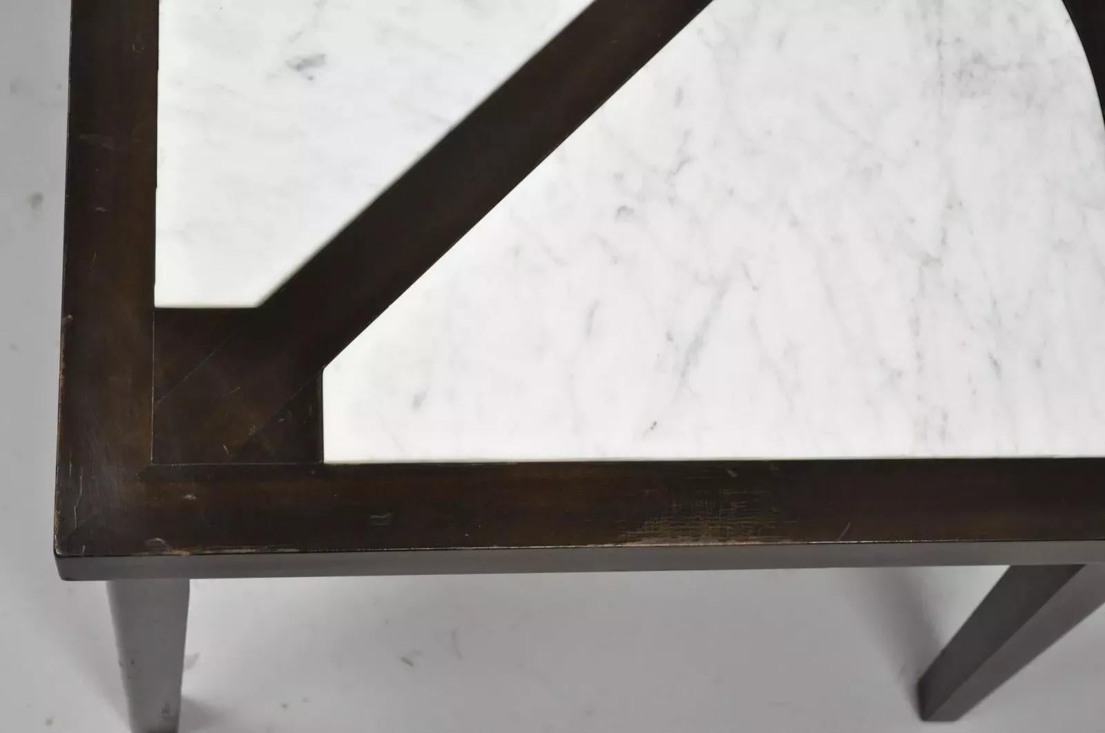 Marbre Table d'appoint d'angle vintage mi-siècle moderne en acajou et plateau en marbre en vente