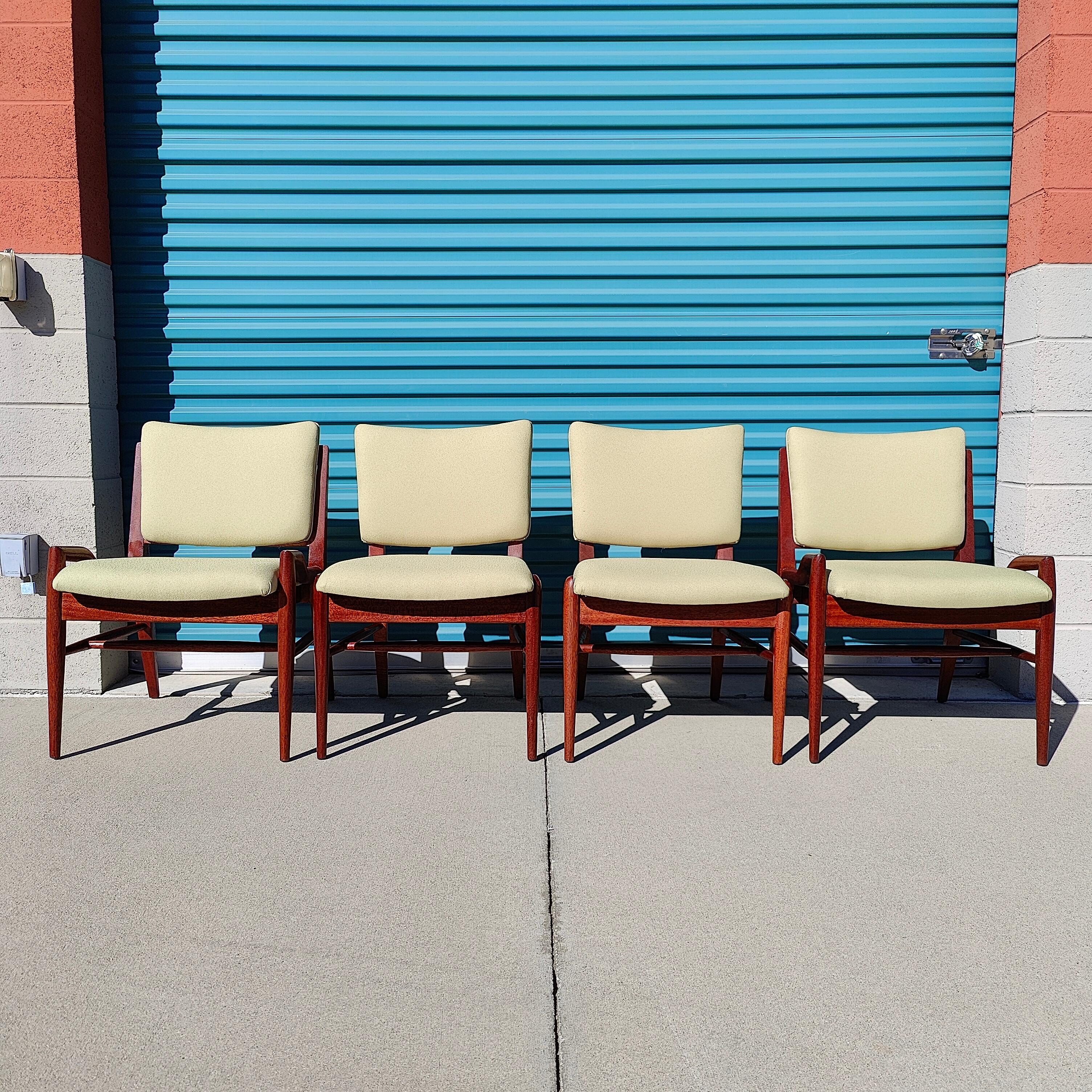 Un classique du design américain ; John Keal pour les chaises de salle à manger Brown Saltman x4. Ils présentent une belle finition acajou massif brillant avec un tissu classique vert pomme. Un contraste magnifique pour toute salle à manger ! La