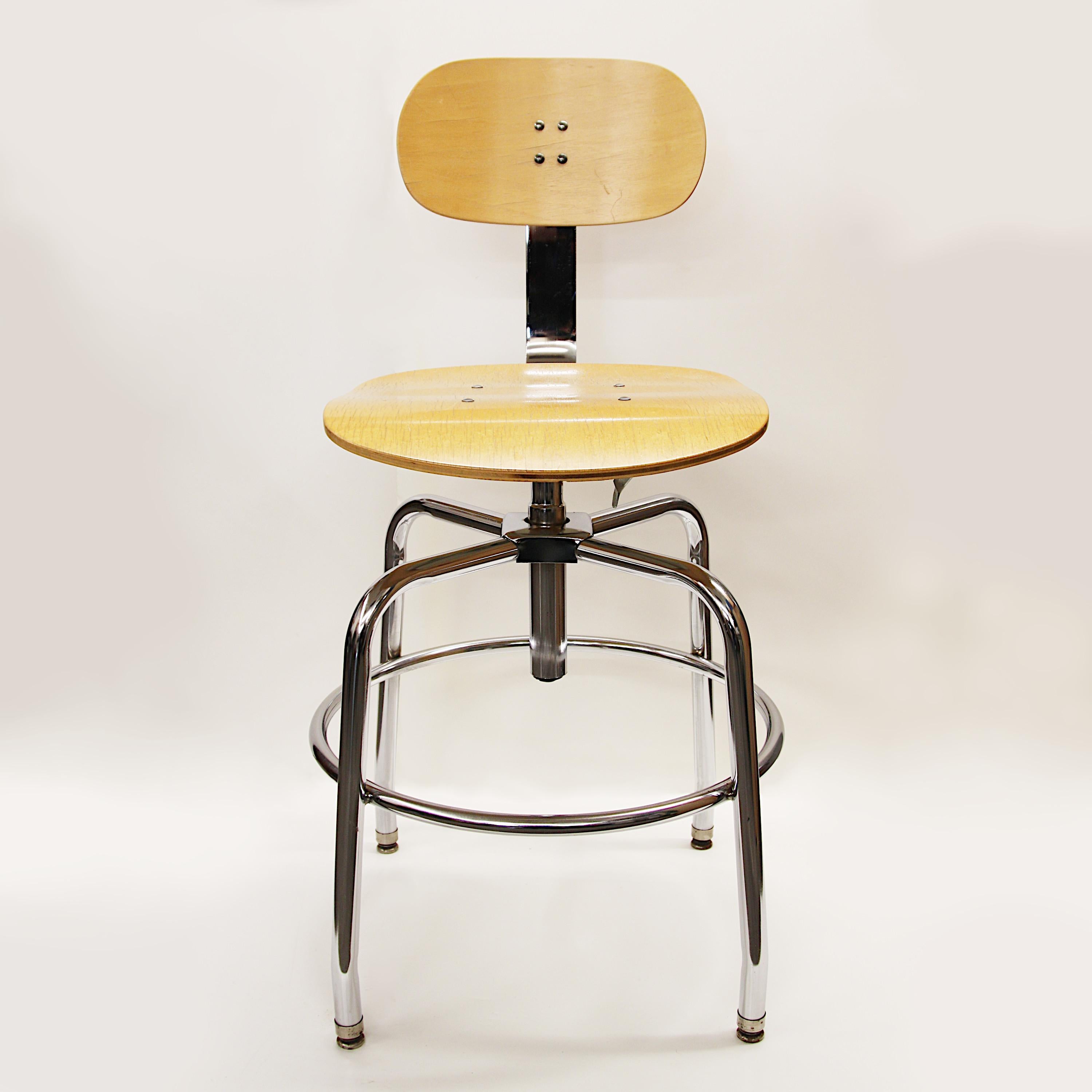 Vintage Mid-Century Modern Maple & Chrome Industrial Bar Drafting Stools In Good Condition For Sale In Lafayette, IN