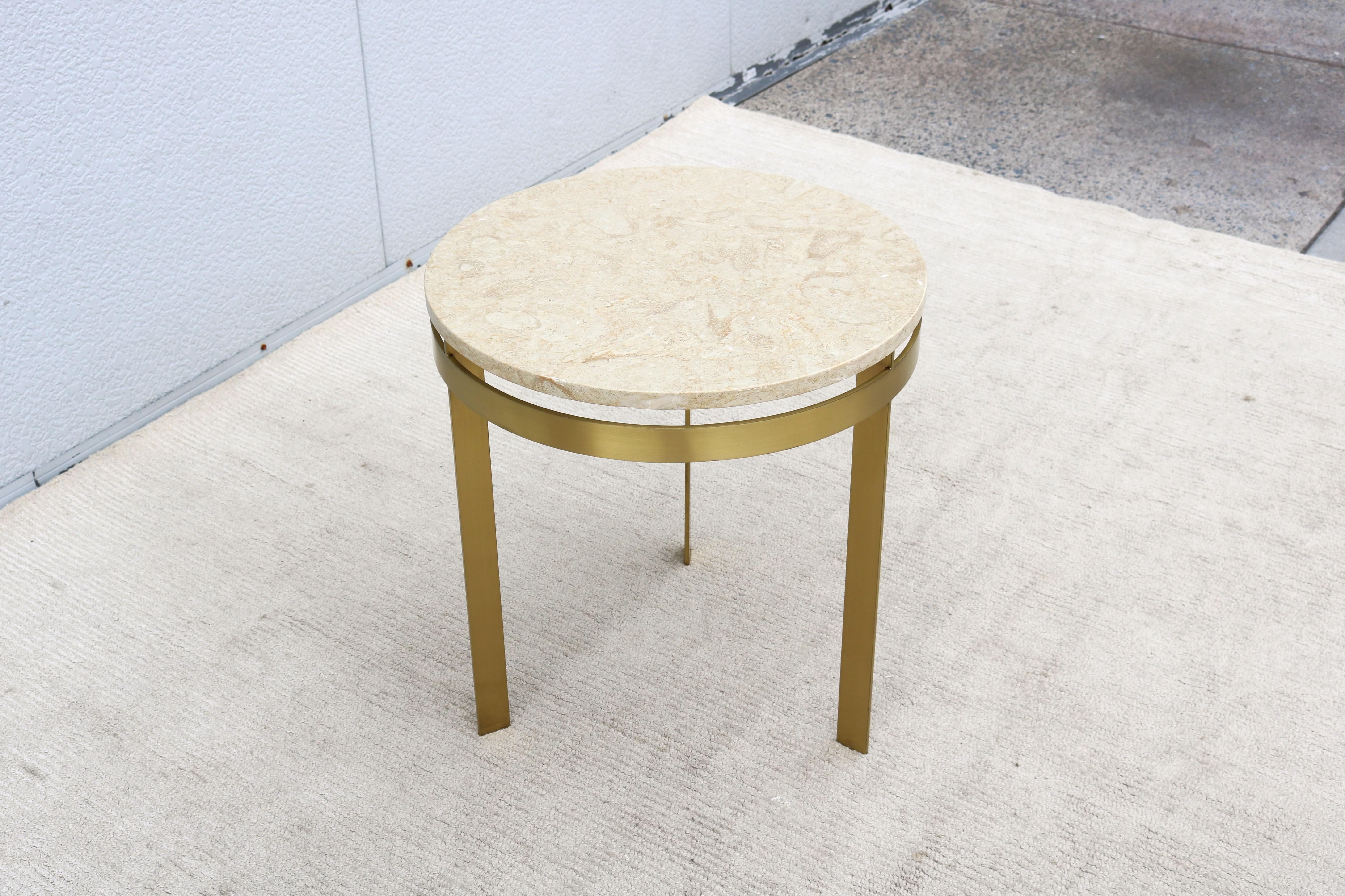 Mesa auxiliar trípode vintage de mediados de siglo, de mármol y metal acabado en latón en venta 3