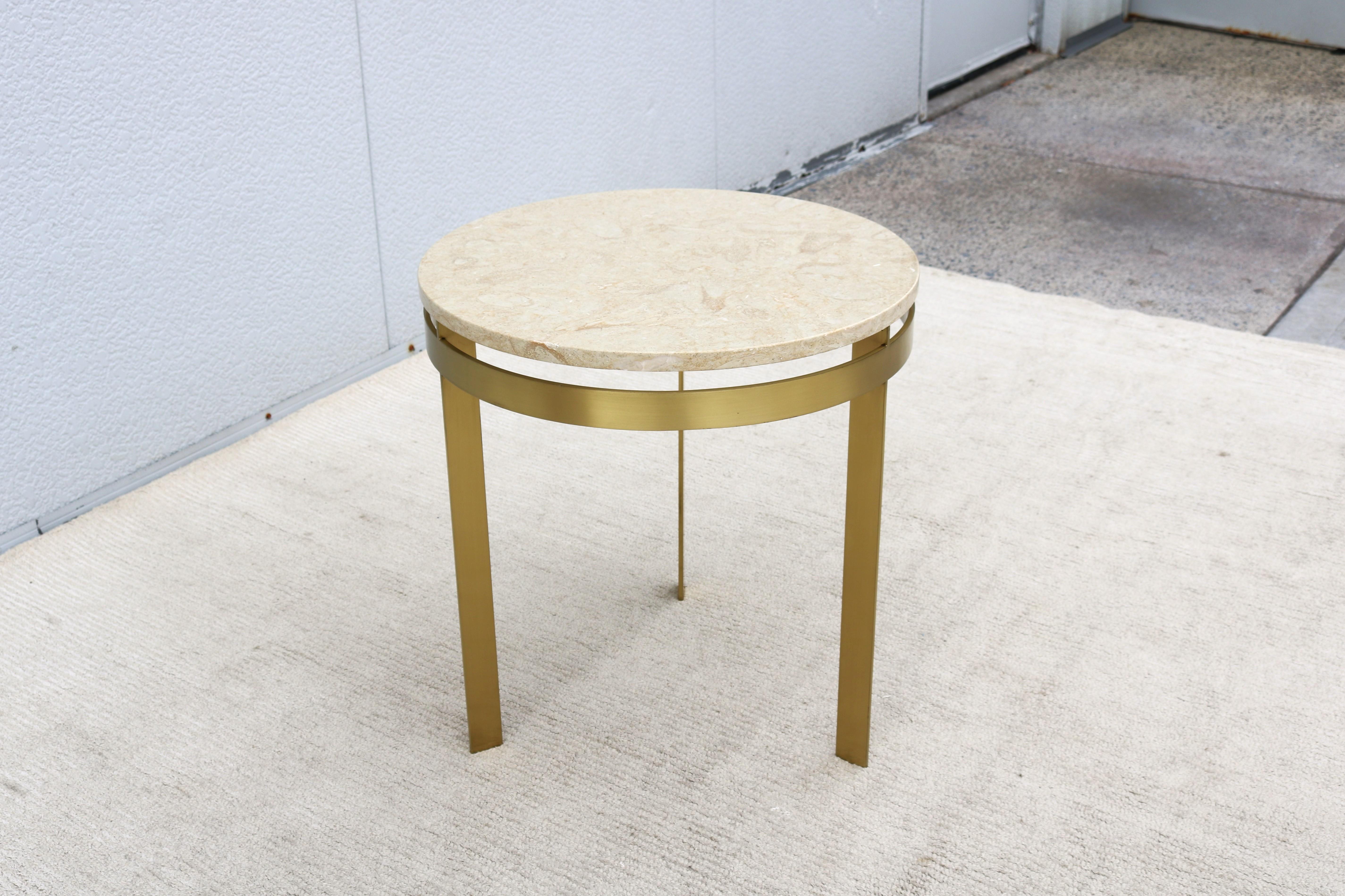 Mesa auxiliar trípode vintage de mediados de siglo, de mármol y metal acabado en latón en venta 4