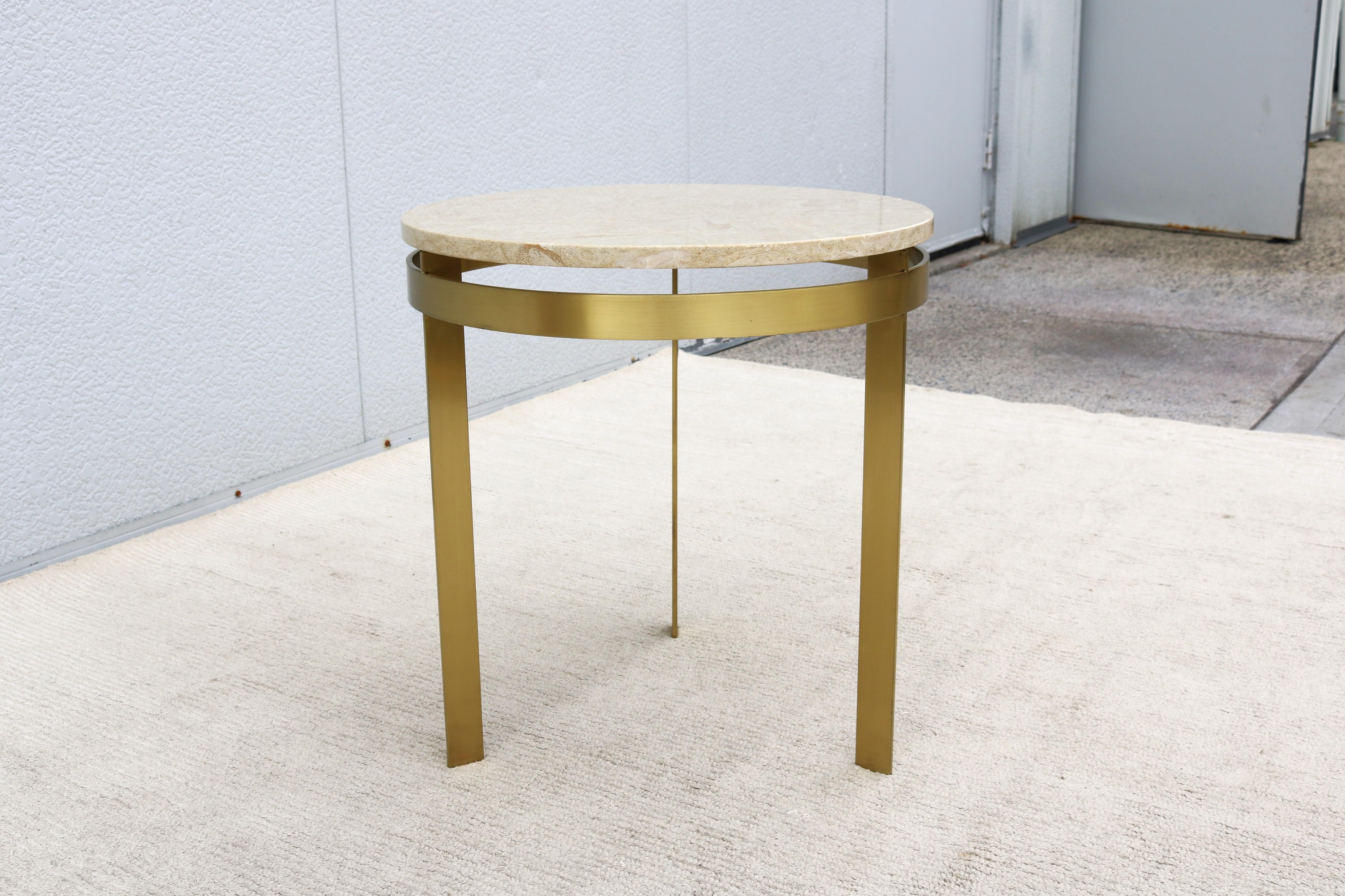 Mesa auxiliar trípode vintage de mediados de siglo, de mármol y metal acabado en latón en venta 5