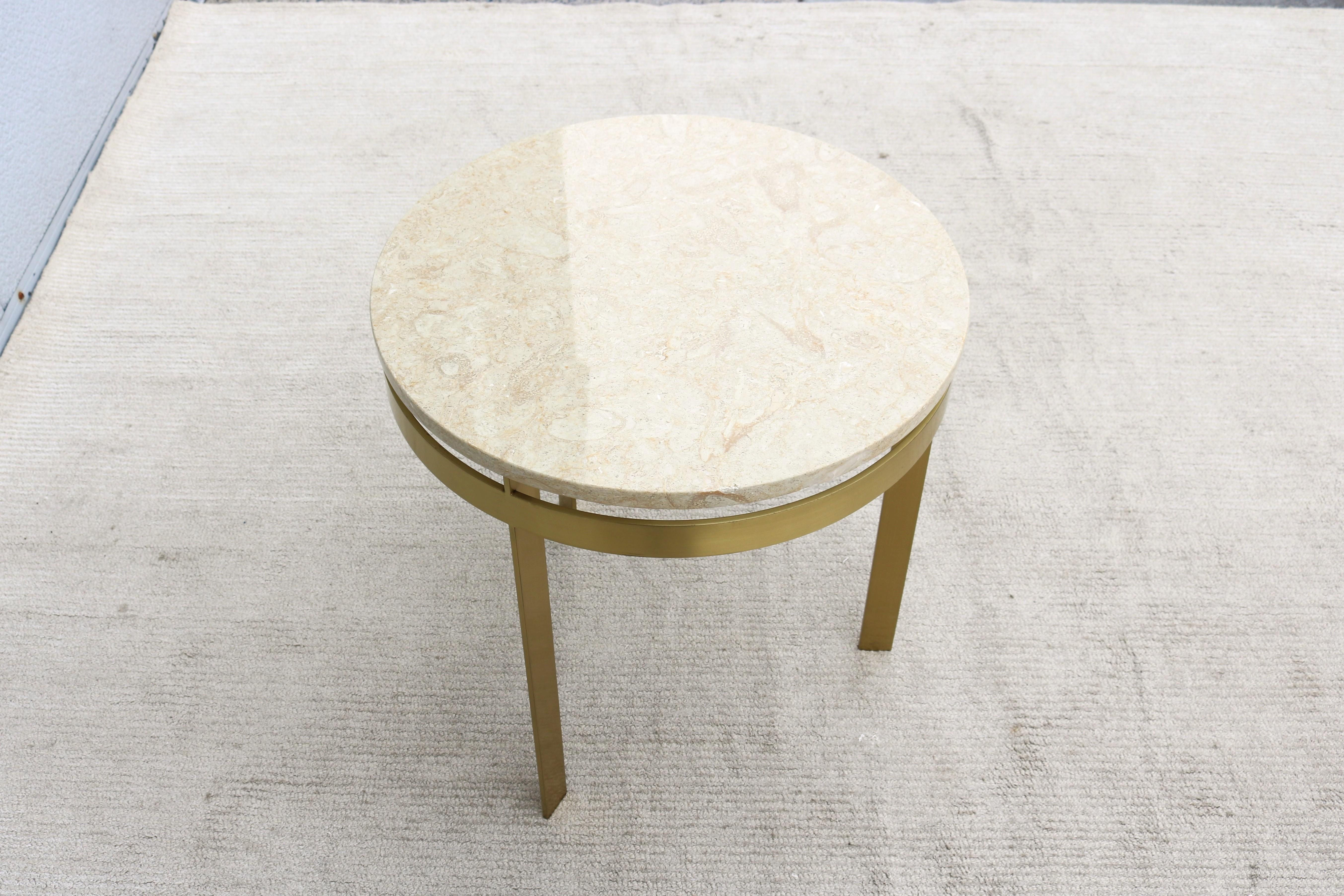 Mesa auxiliar trípode vintage de mediados de siglo, de mármol y metal acabado en latón en venta 6