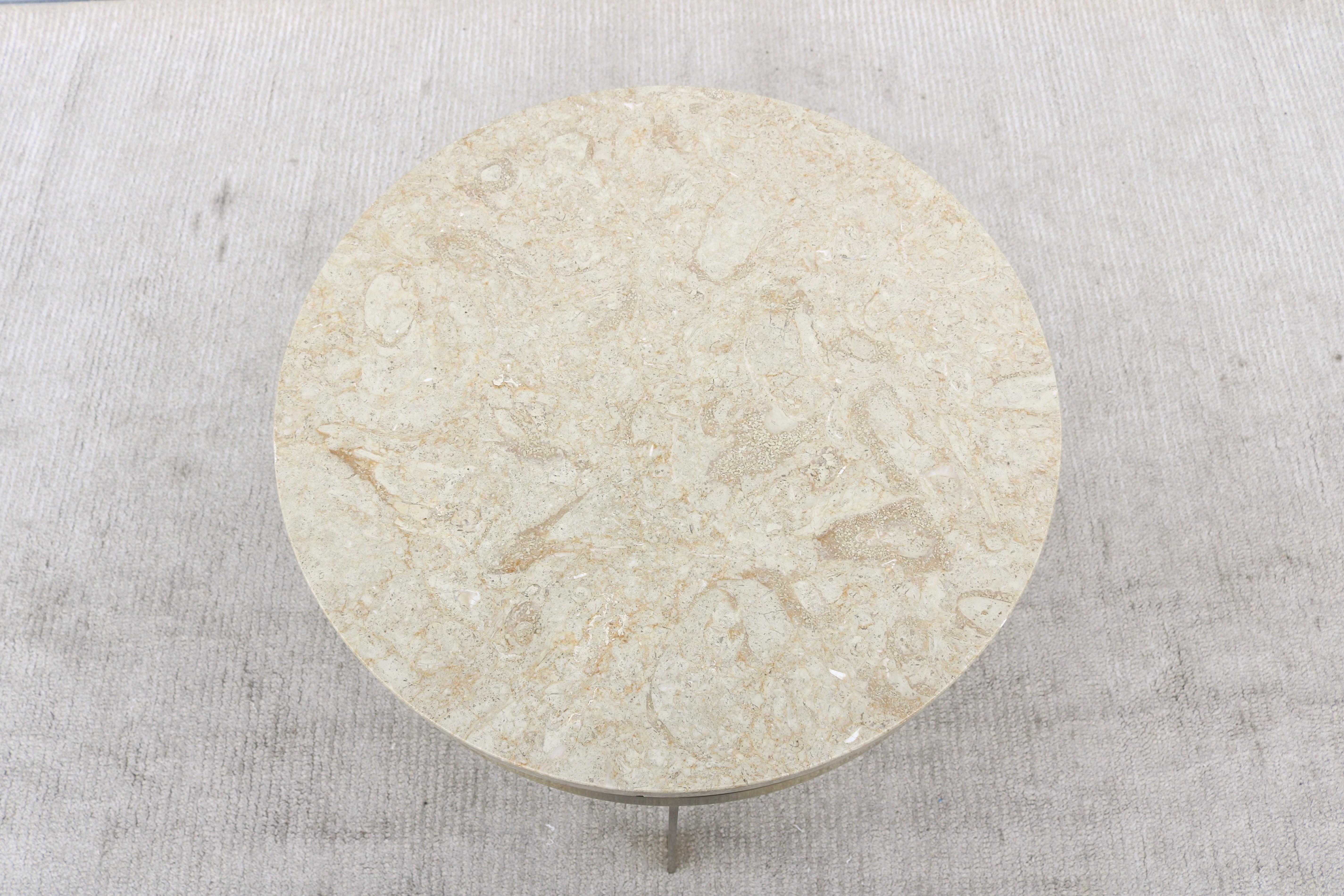 Mesa auxiliar trípode vintage de mediados de siglo, de mármol y metal acabado en latón en venta 7