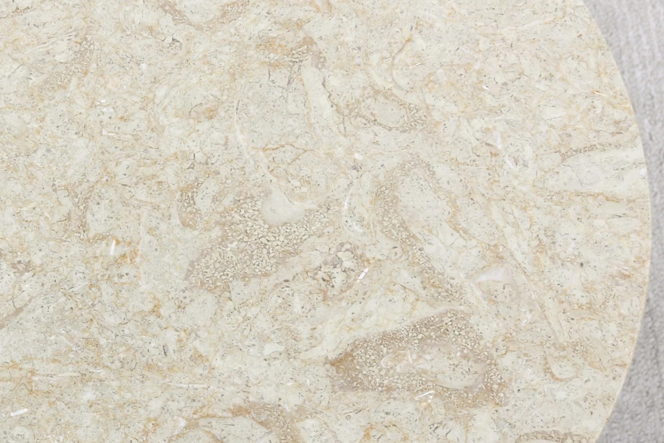 Mesa auxiliar trípode vintage de mediados de siglo, de mármol y metal acabado en latón en venta 8