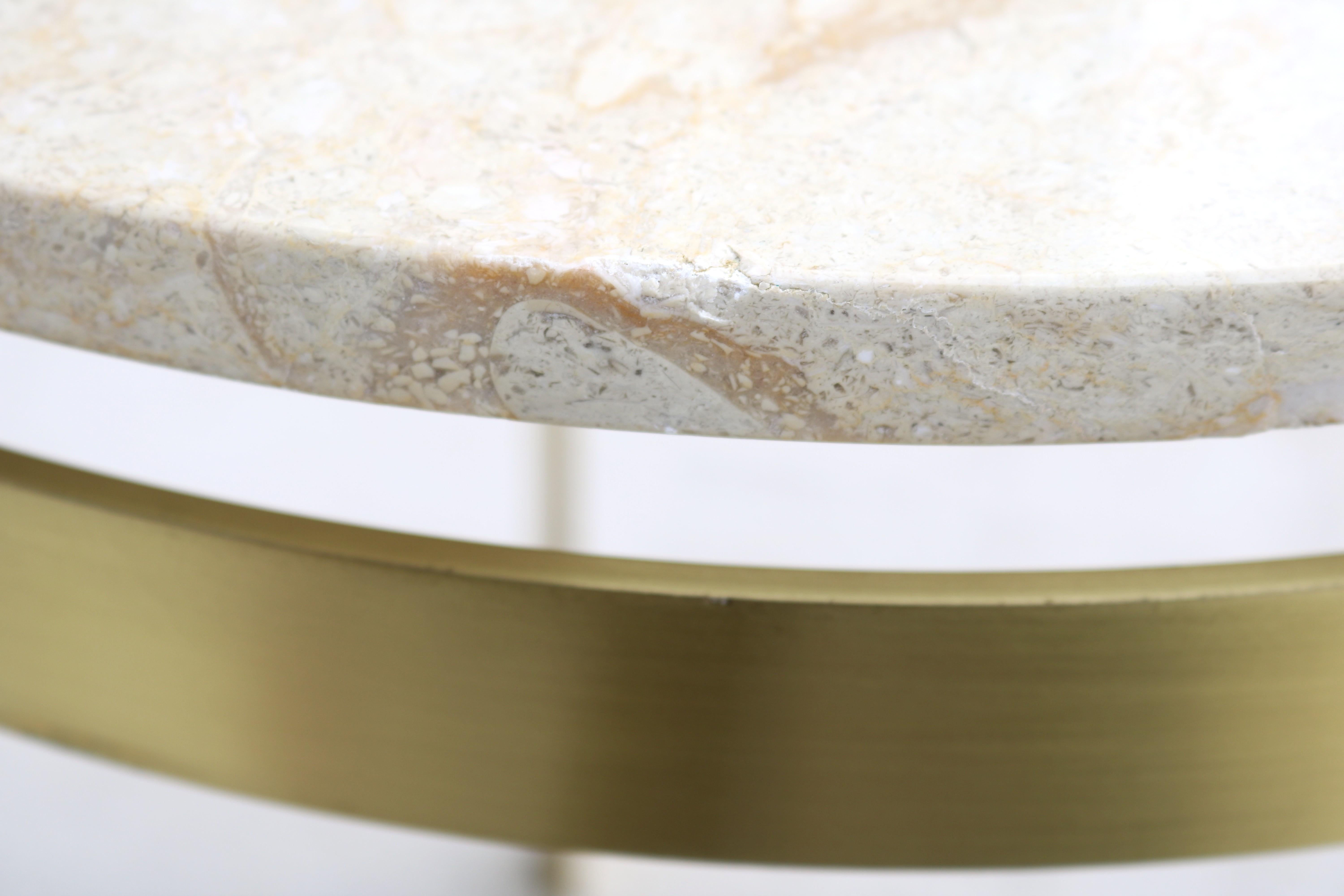 Mesa auxiliar trípode vintage de mediados de siglo, de mármol y metal acabado en latón en venta 9