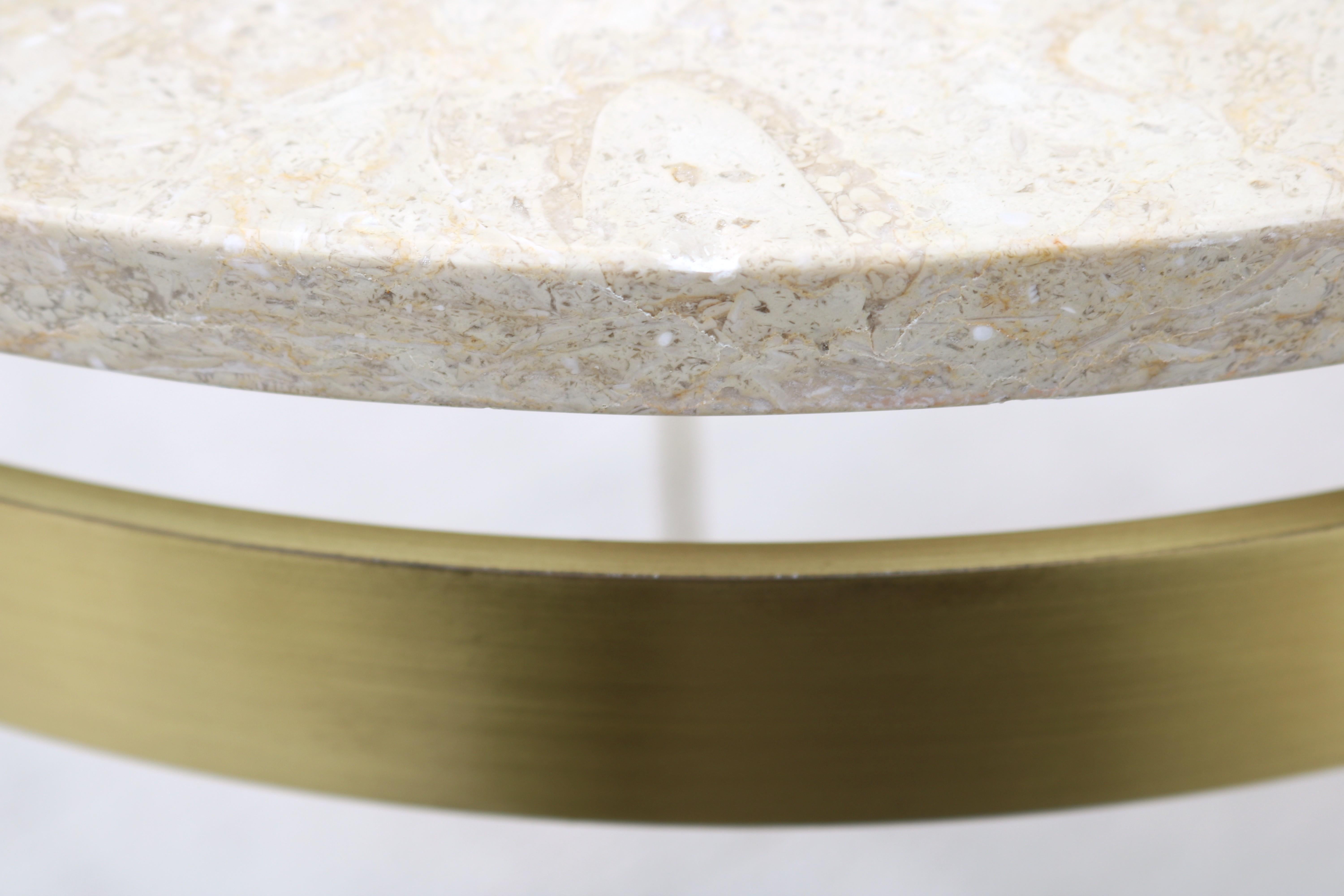 Mesa auxiliar trípode vintage de mediados de siglo, de mármol y metal acabado en latón en venta 10