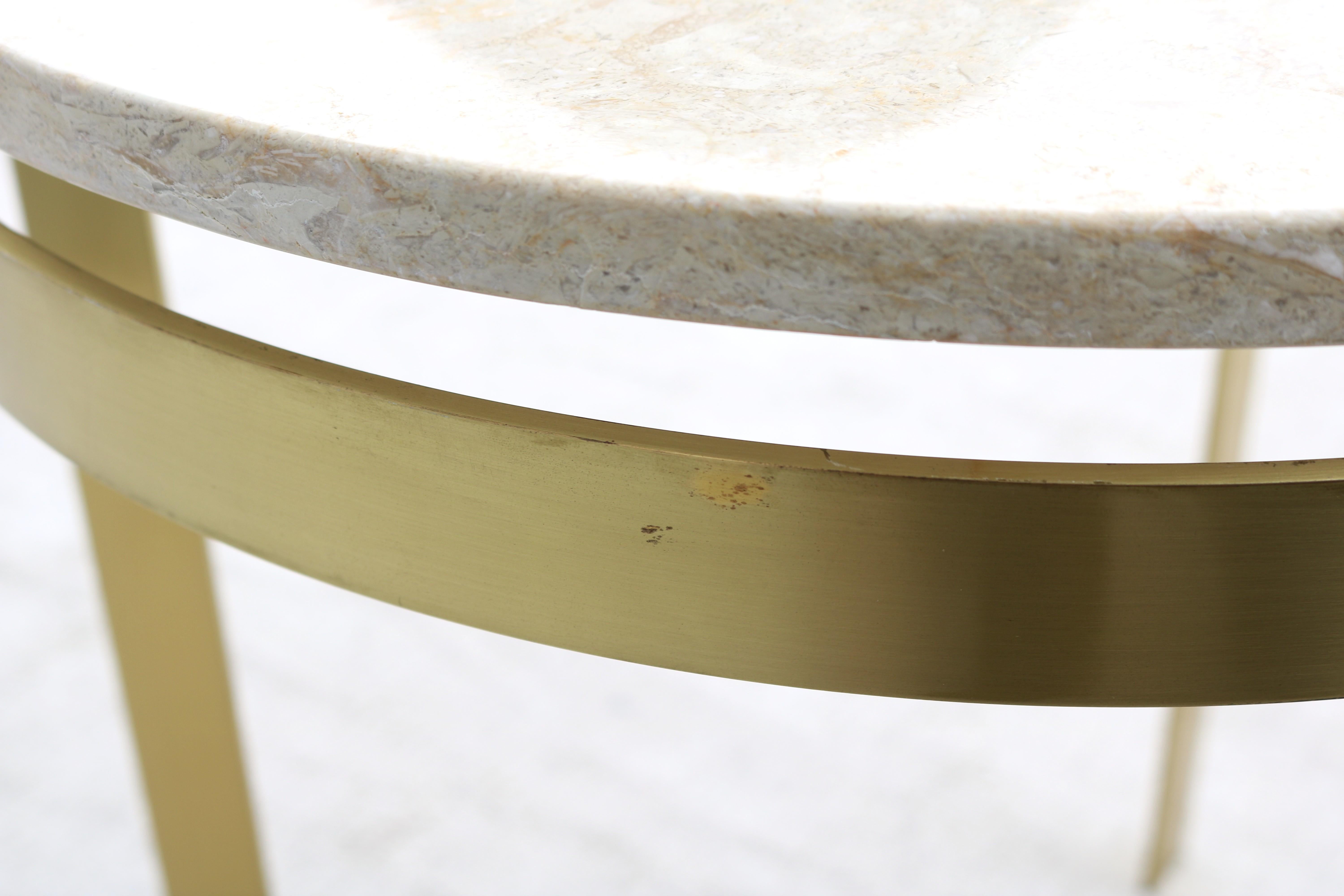 Mesa auxiliar trípode vintage de mediados de siglo, de mármol y metal acabado en latón en venta 11