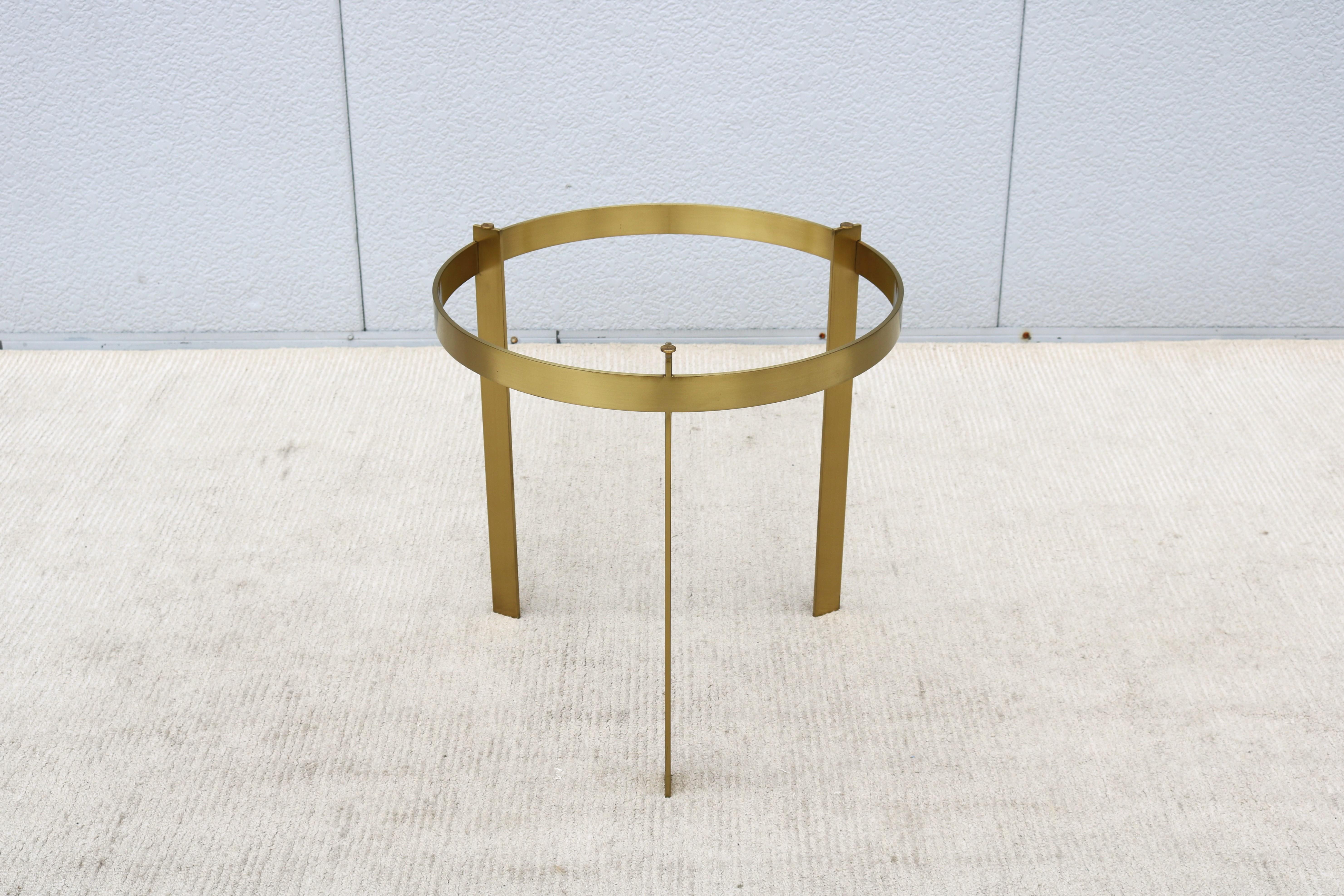 Mesa auxiliar trípode vintage de mediados de siglo, de mármol y metal acabado en latón en venta 12