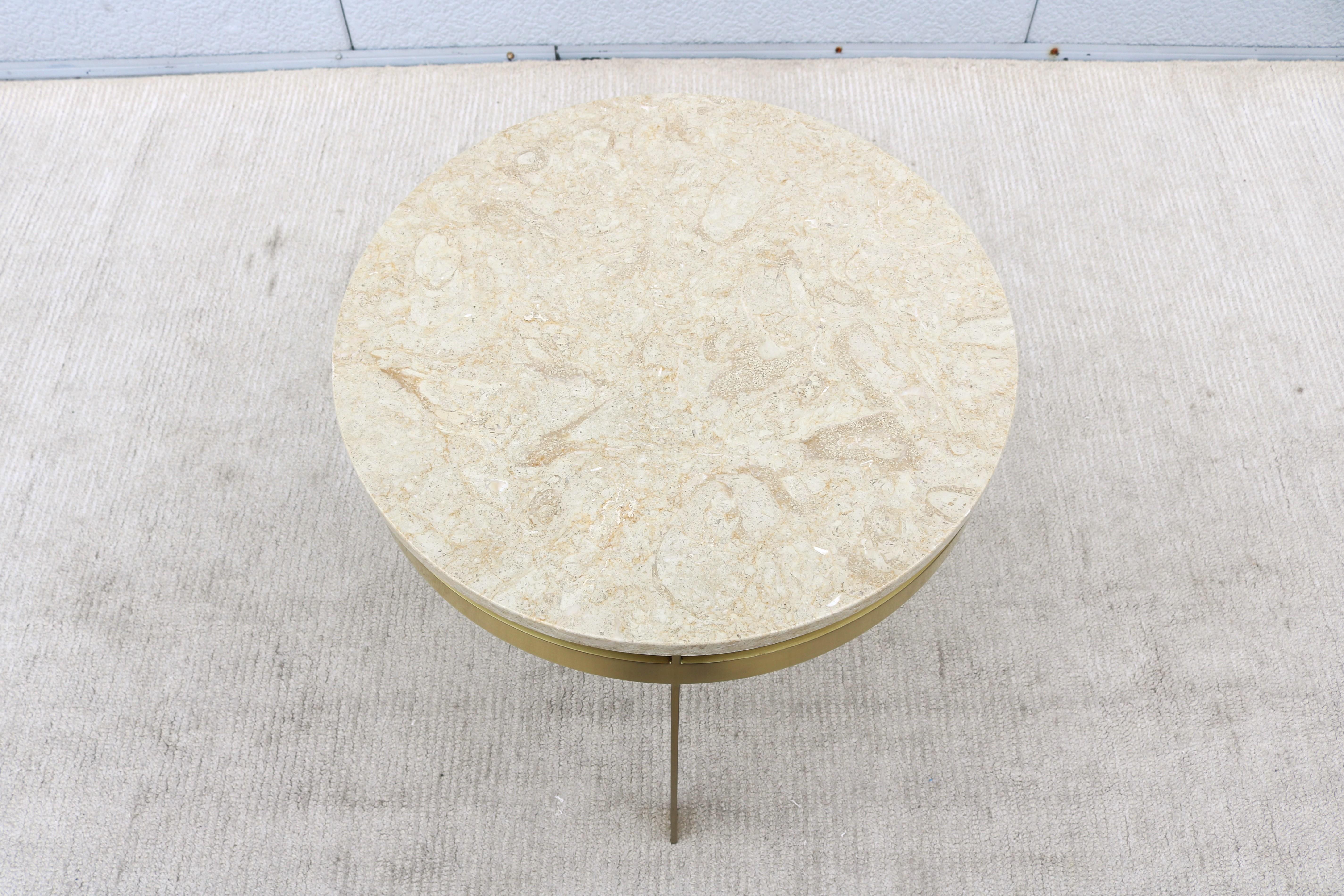 Mesa auxiliar trípode vintage de mediados de siglo, de mármol y metal acabado en latón siglo XX en venta