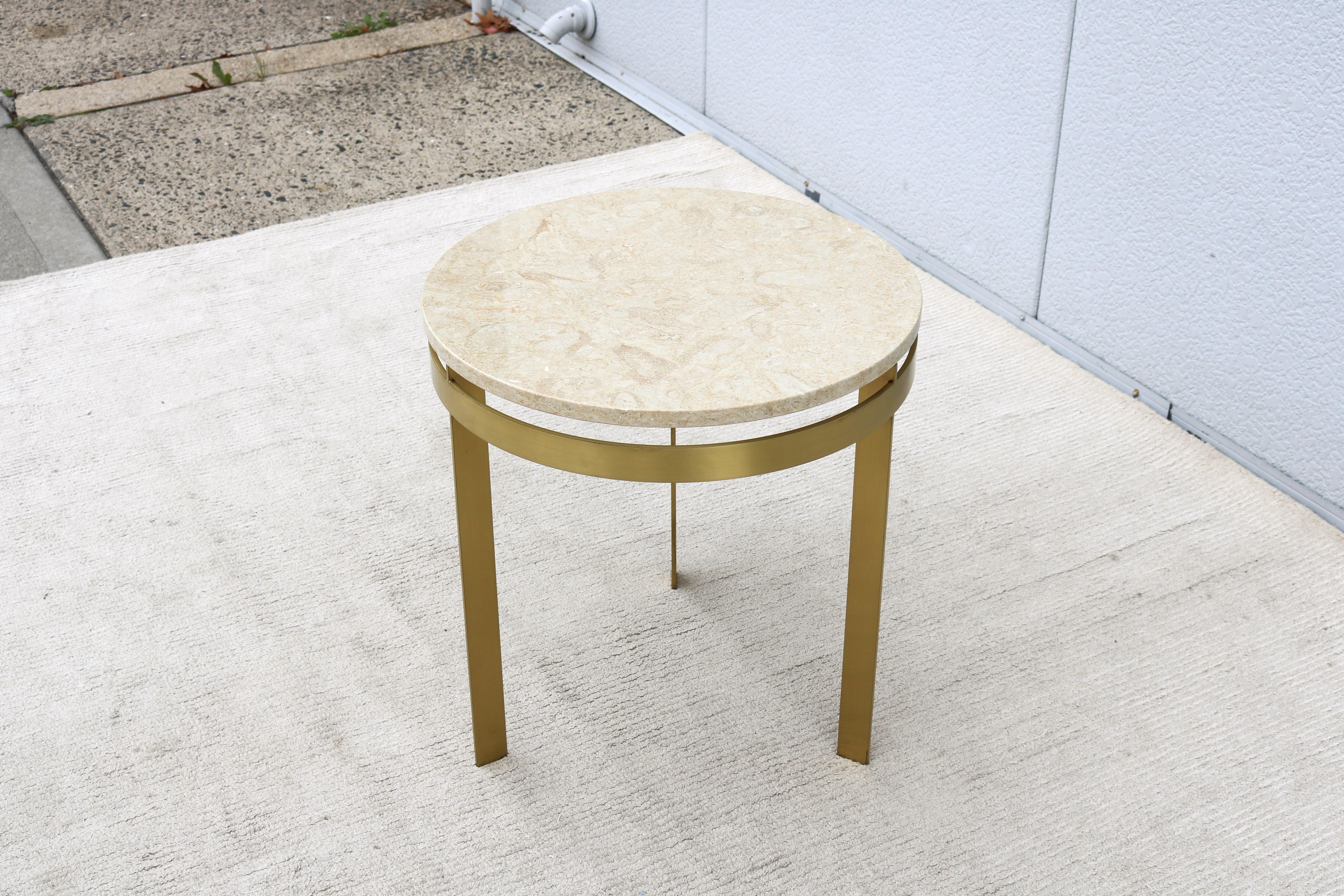 Mesa auxiliar trípode vintage de mediados de siglo, de mármol y metal acabado en latón Acero en venta