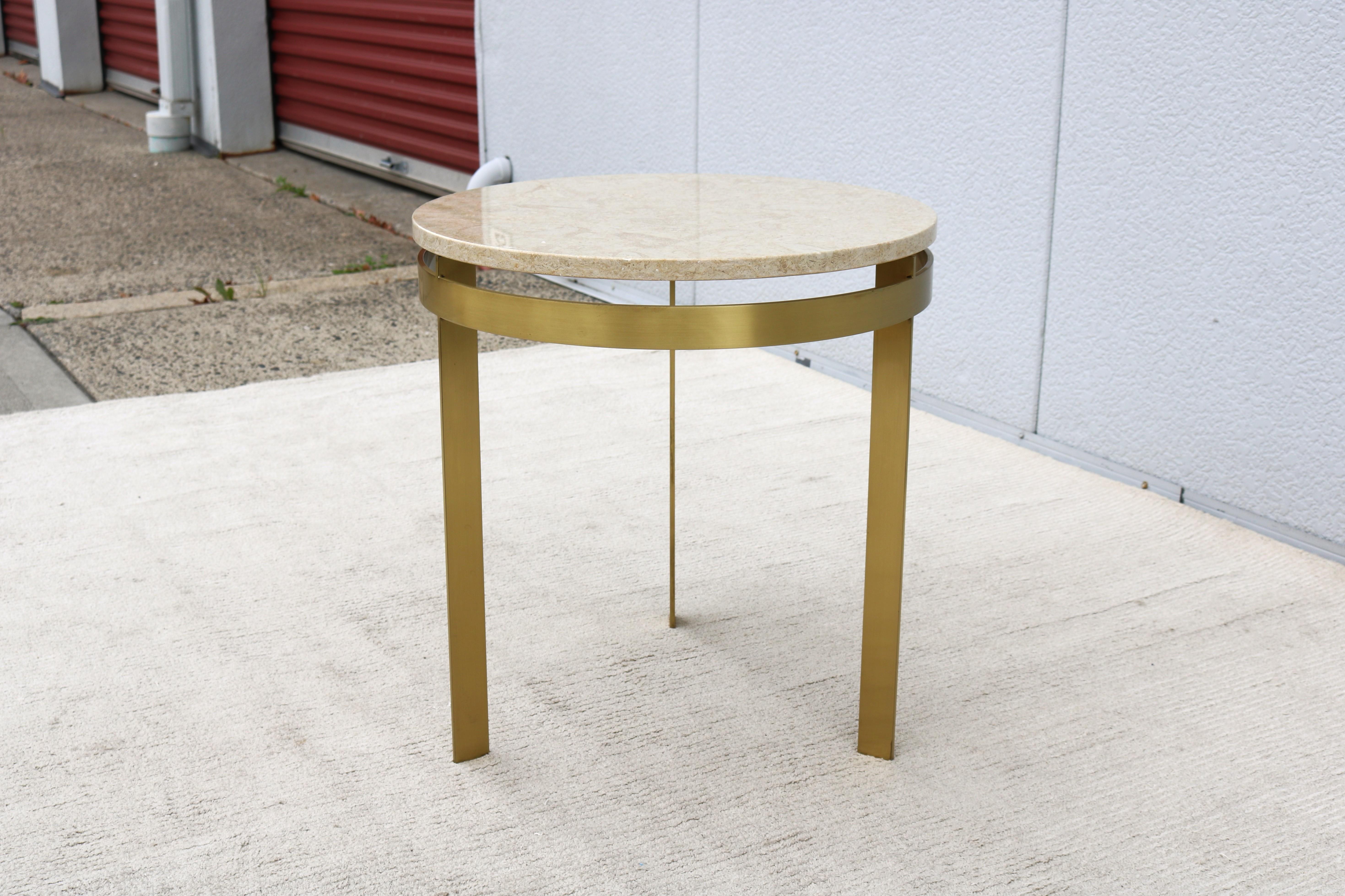 Mesa auxiliar trípode vintage de mediados de siglo, de mármol y metal acabado en latón en venta 1