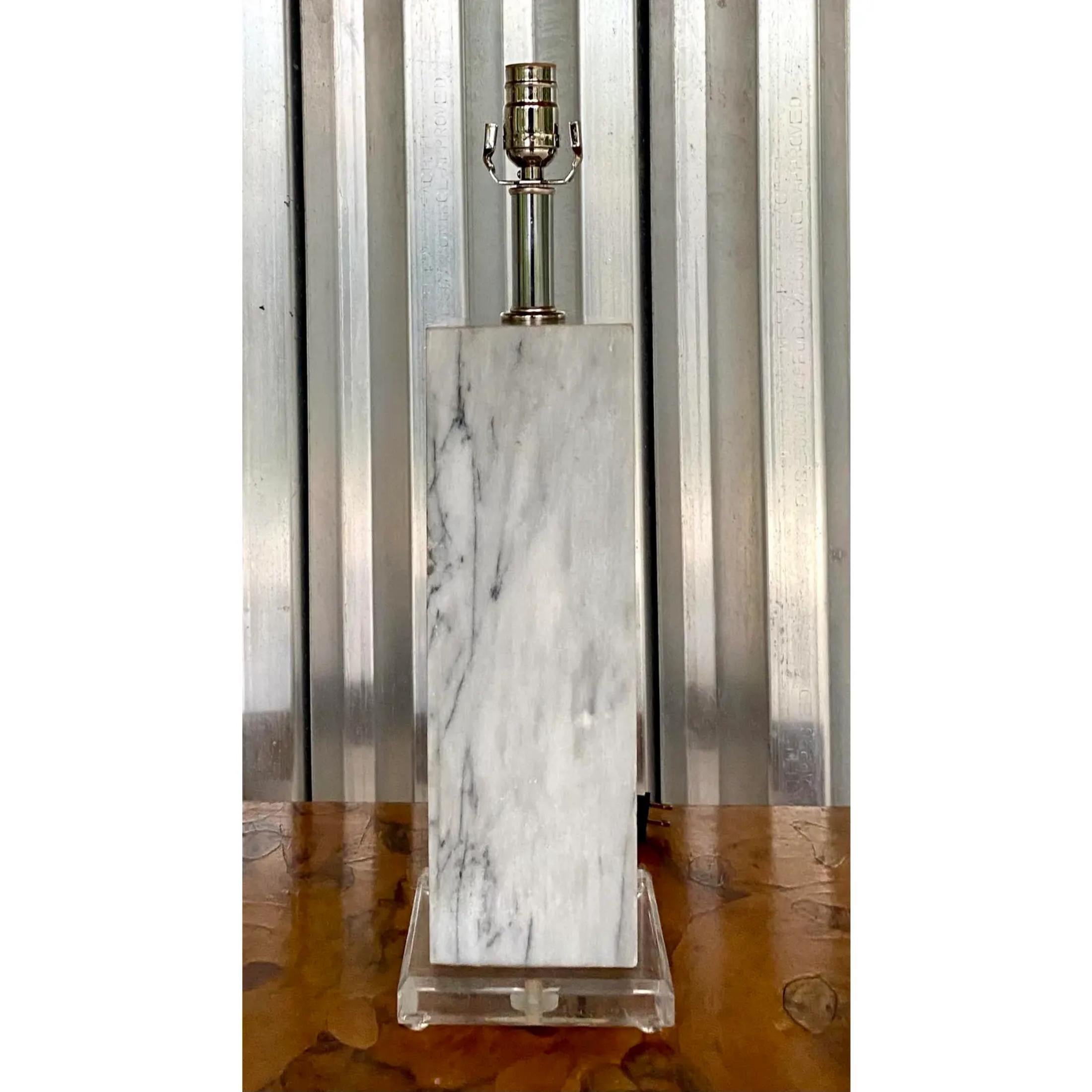 Lampe en marbre moderne du milieu du siècle dernier sur socle en lucite en vente 1