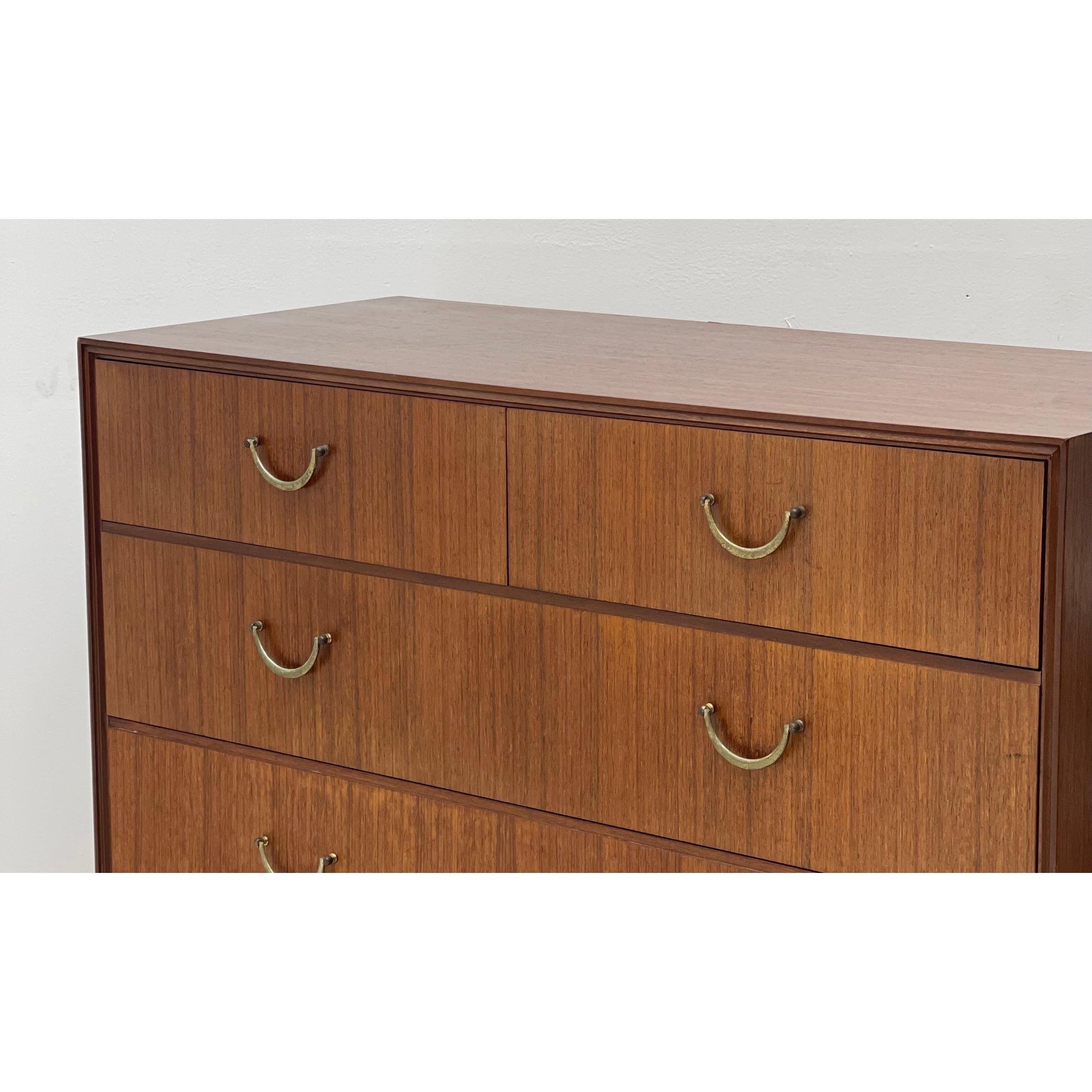 Commode à 5 tiroirs moderne mi-siècle moderne style Mere-dew, importée du Royaume-Uni Bon état - En vente à Seattle, WA