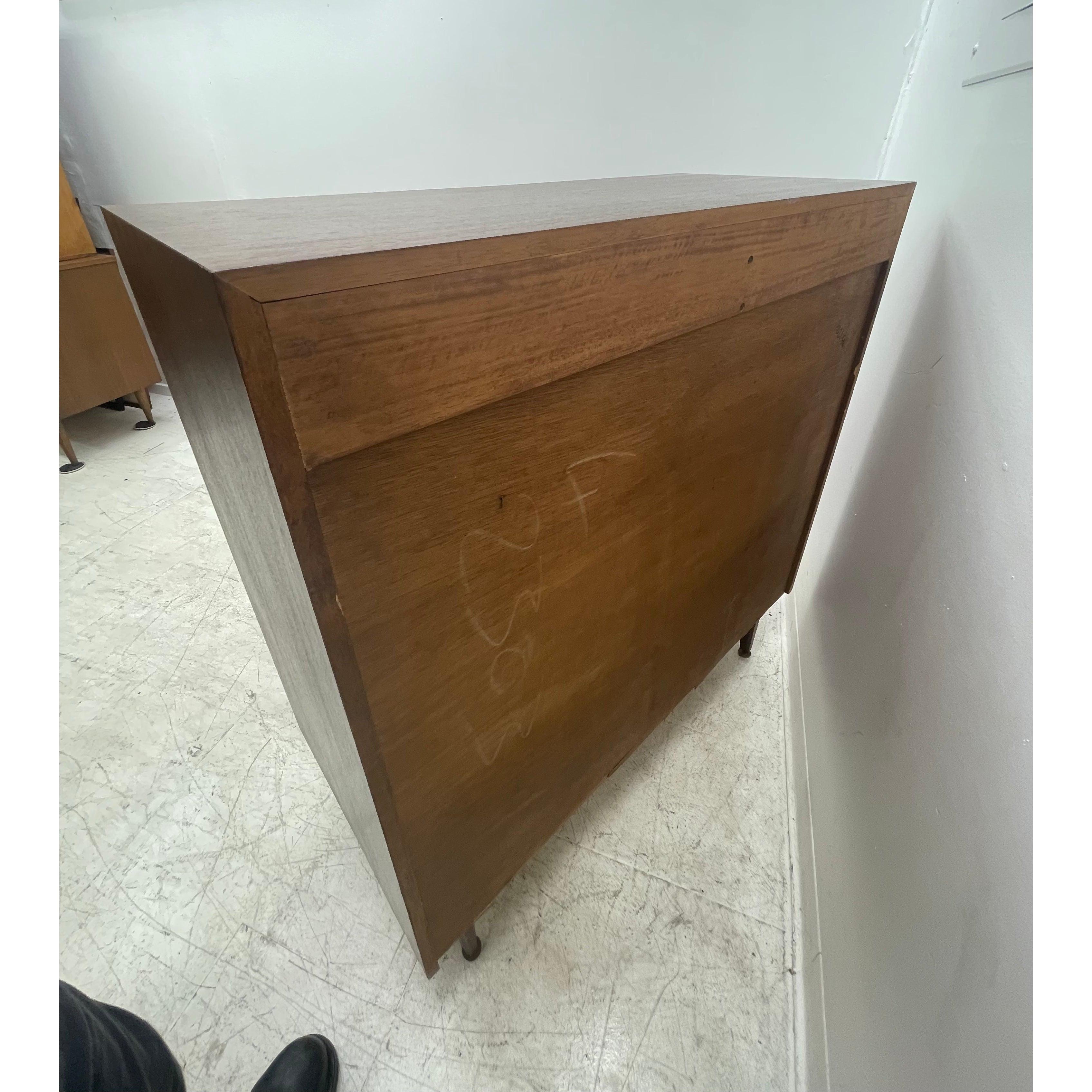 Bois Commode à 5 tiroirs moderne mi-siècle moderne style Mere-dew, importée du Royaume-Uni en vente