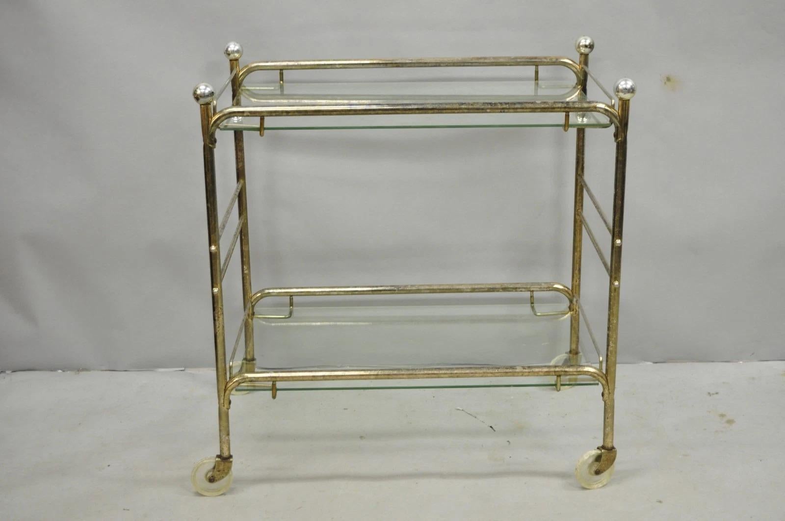 Veuillez nous envoyer un message avec votre code postal pour demander un devis plus raisonnable pour les frais d'expédition aux États-Unis.

Vintage Mid Century Modern Metal 2 Tier Glass Shelf Rolling Liquor Bar Cart. Circa Mid 20th Century.