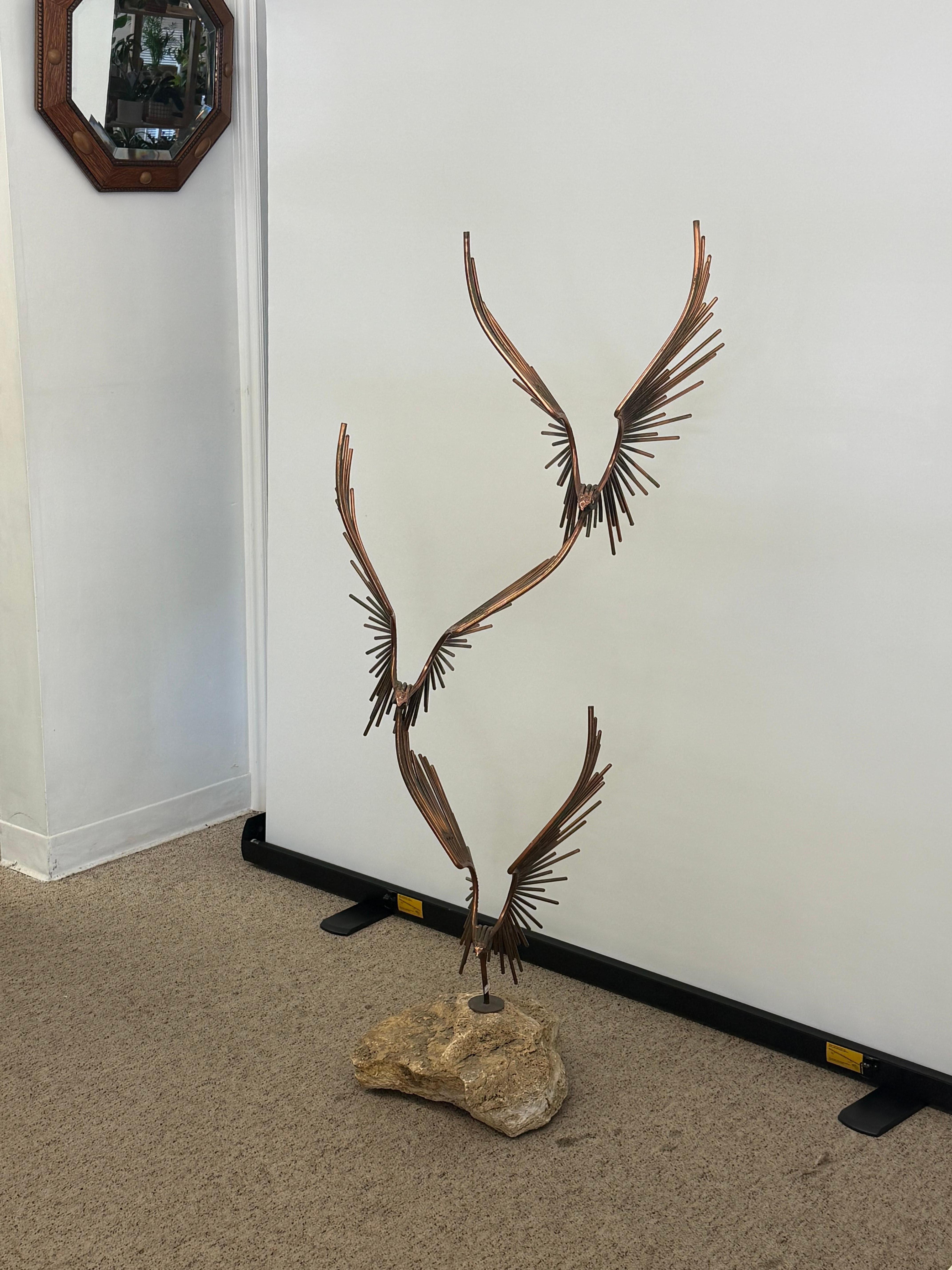  Scultura in metallo saldato raffigurante tre uccelli in volo, realizzata da Curtis Jere (California, 1910-2008), artista iconico della metà del secolo scorso. La scultura è alta circa 62