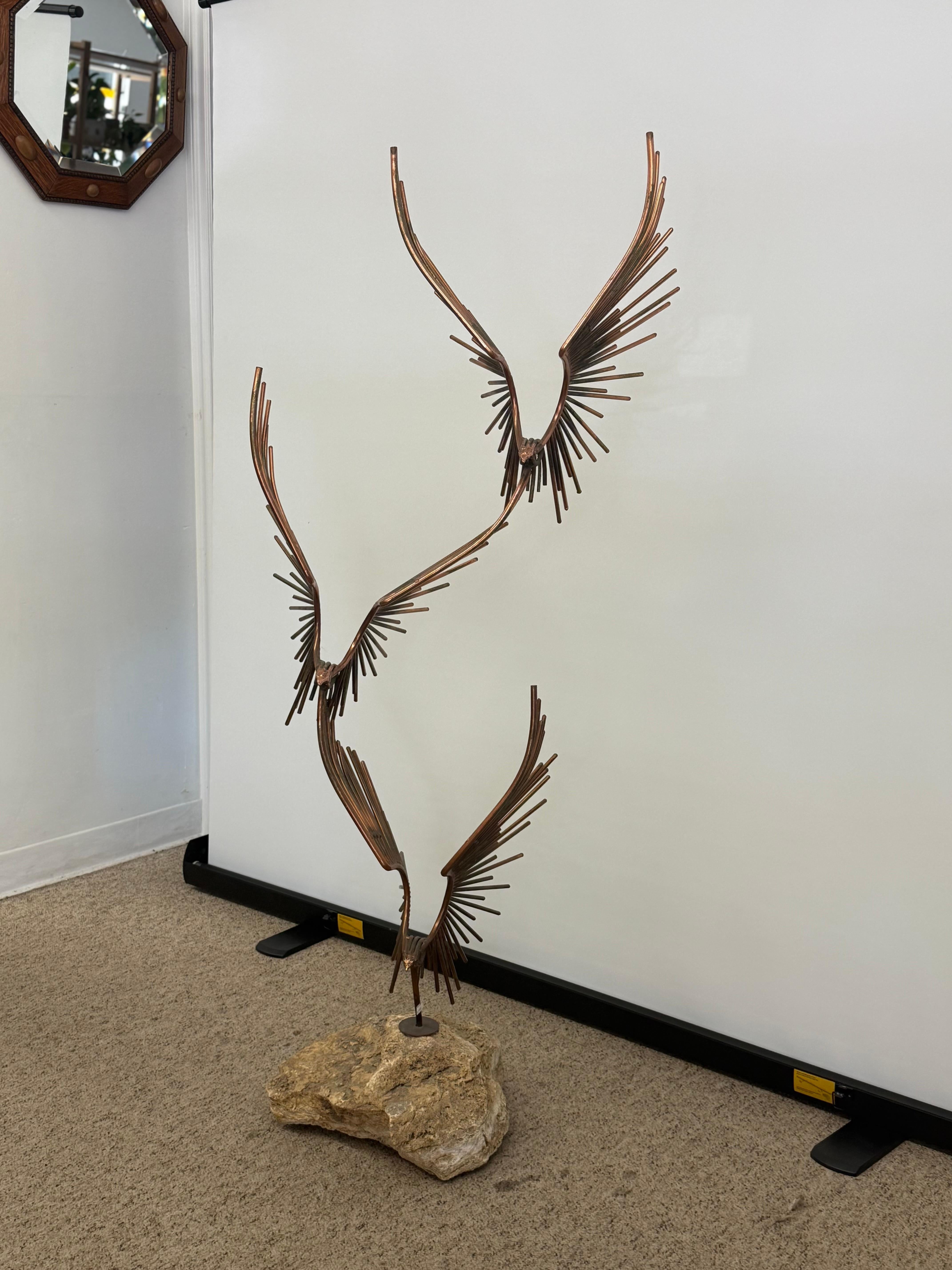 Mid-Century moderno Scultura in metallo vintage del Mid Century Modern 'Uccelli in volo' di Curtis Jere. in vendita