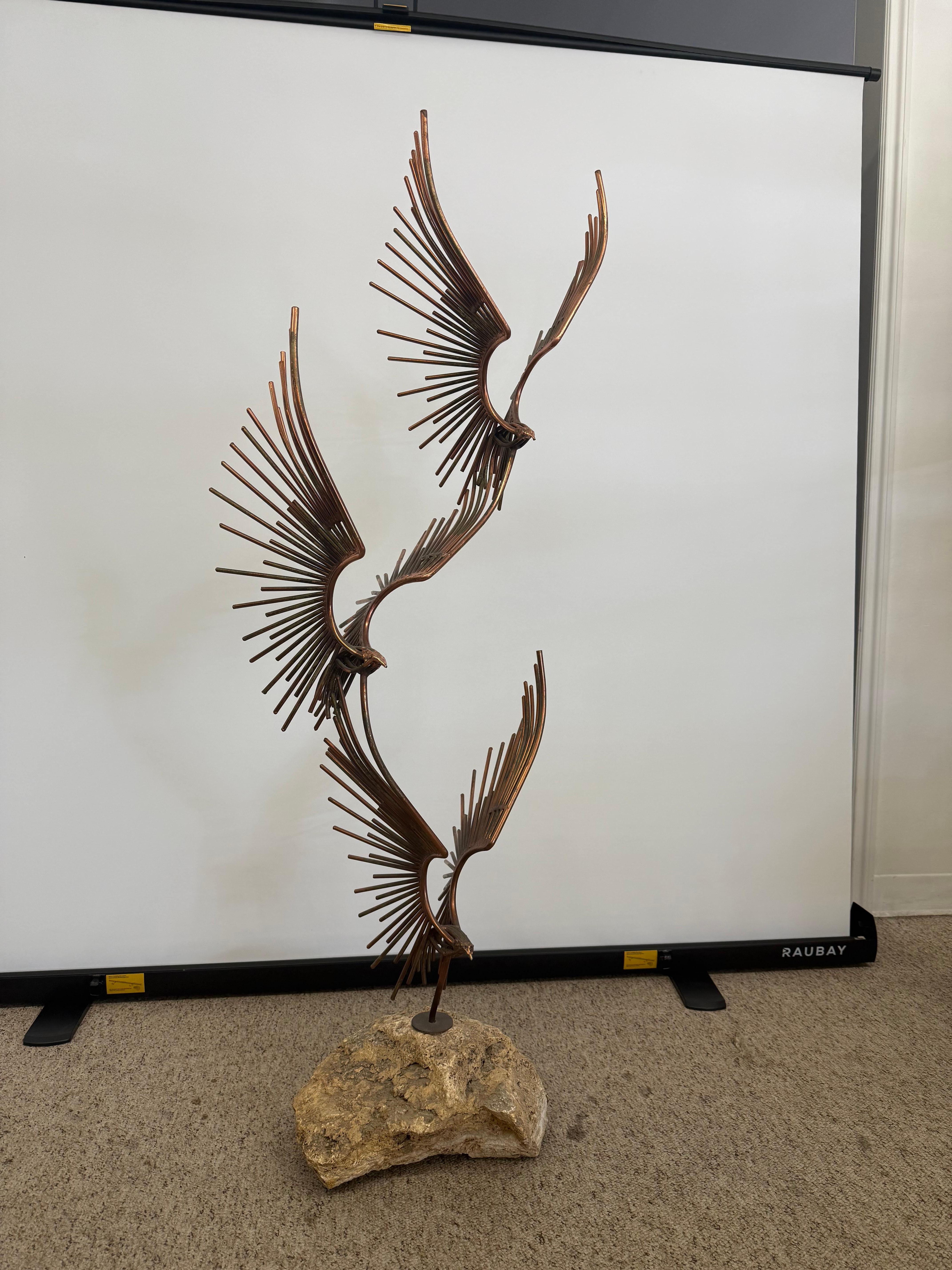 Metallo Scultura in metallo vintage del Mid Century Modern 'Uccelli in volo' di Curtis Jere. in vendita