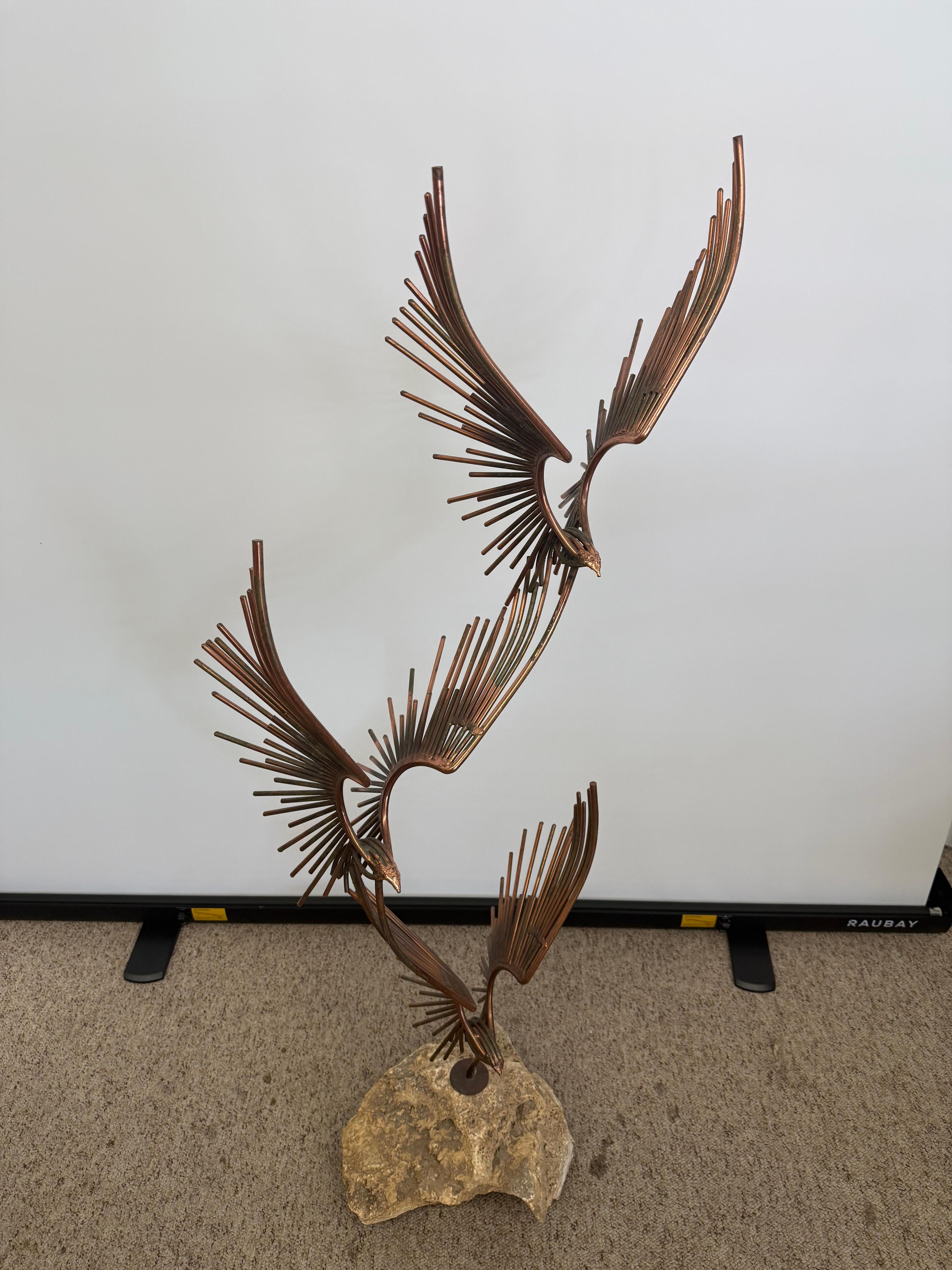 Scultura in metallo vintage del Mid Century Modern 'Uccelli in volo' di Curtis Jere. in vendita 1