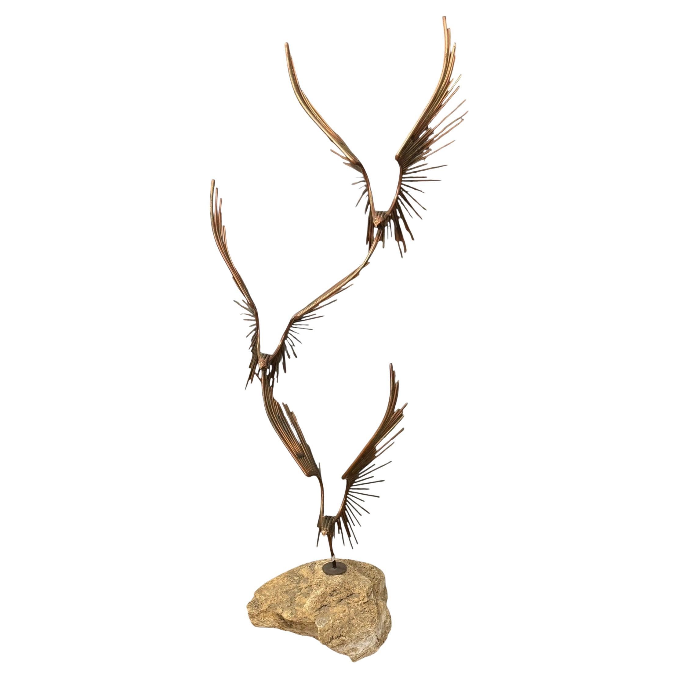 Scultura in metallo vintage del Mid Century Modern 'Uccelli in volo' di Curtis Jere. in vendita