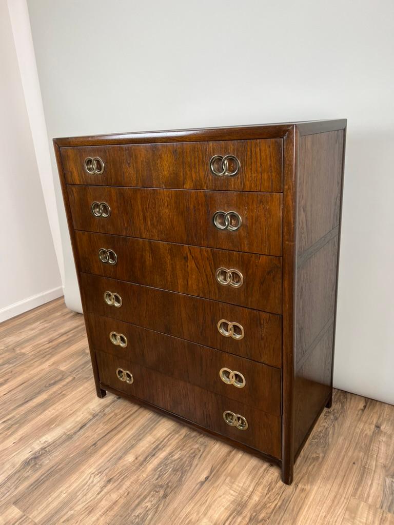 Vintage Moderno de Mediados de Siglo Michael Taylor Para Baker Mueble Nogal Seis Cajones Moderno de mediados de siglo en venta