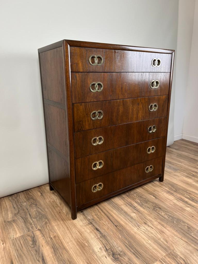 Vintage Moderno de Mediados de Siglo Michael Taylor Para Baker Mueble Nogal Seis Cajones Estadounidense en venta