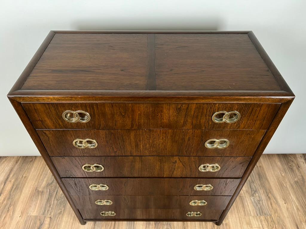 Vintage Moderno de Mediados de Siglo Michael Taylor Para Baker Mueble Nogal Seis Cajones en Bueno estado para la venta en Westfield, MA